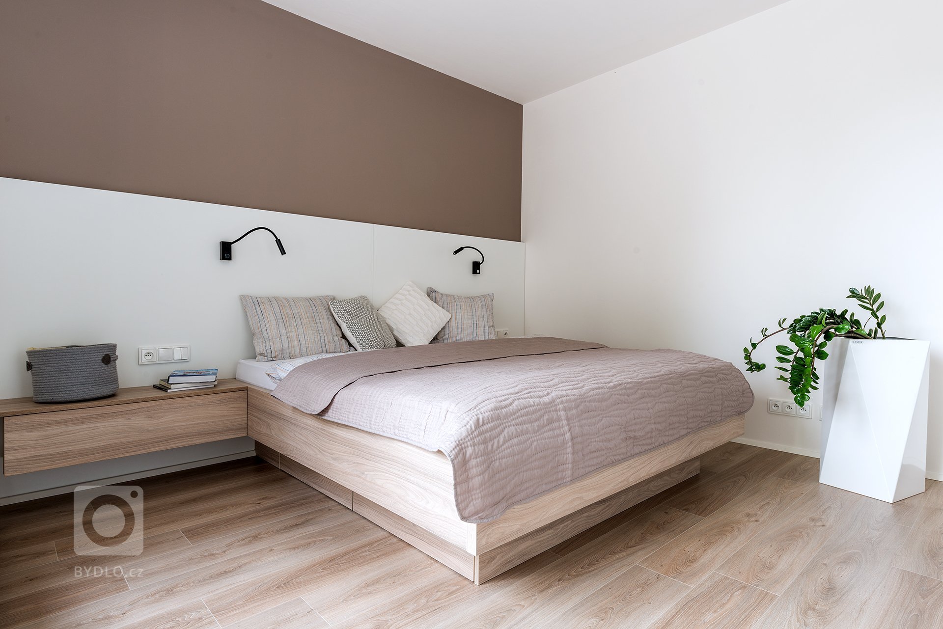 Majitelem domu je muž, který má ve střídavé péči dvě jedenáctileté dcery. Pro všechny tři nové obyvatele jsme se tedy snažili zařídit přívětivé a komfortní…