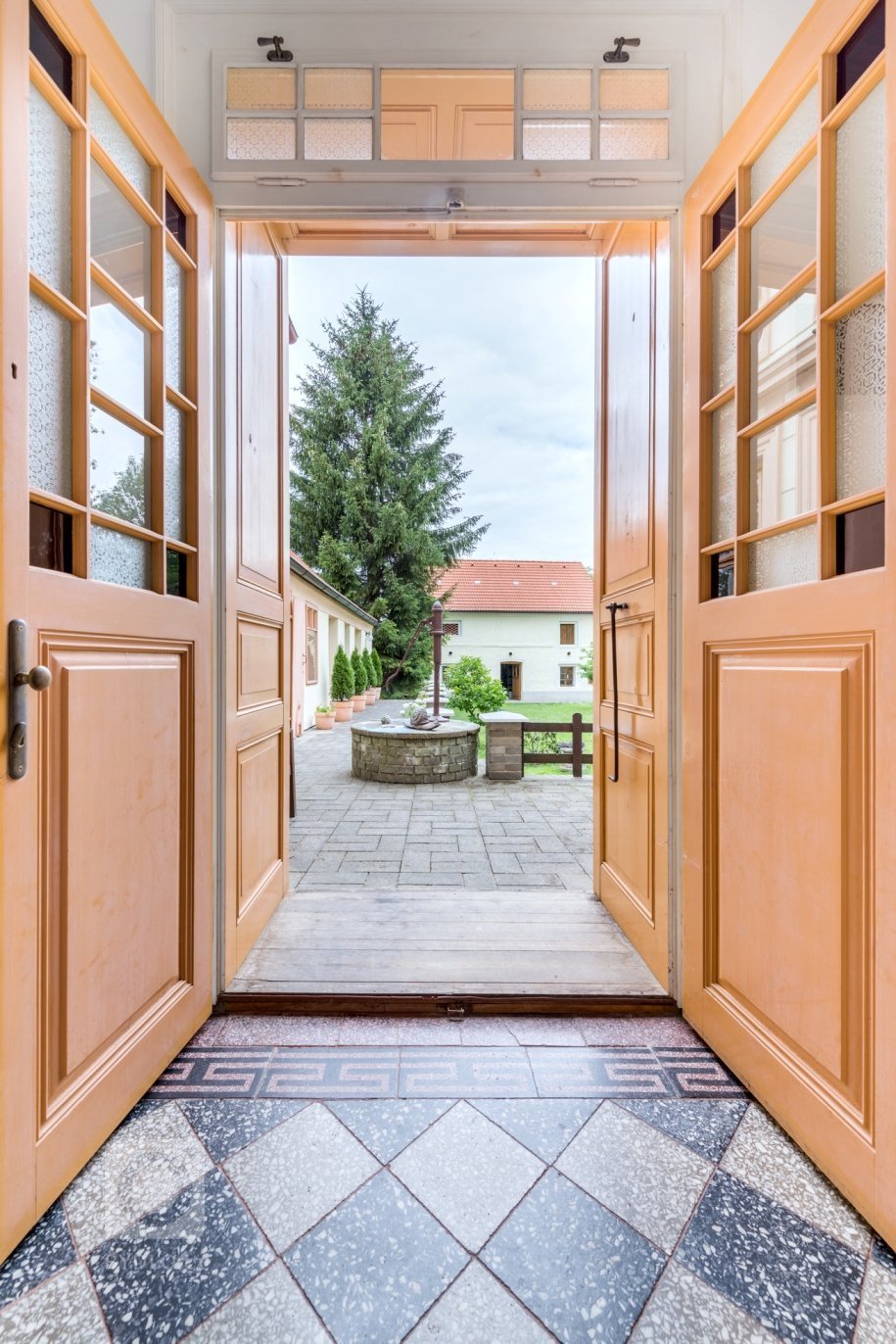 Statek postavený kolem roku 1880 měl typickou podobu české venkovské usedlosti, naším úkolem bylo zhostit se kompletní rekonstrukce interiérů.&nbsp;Požadavkem…