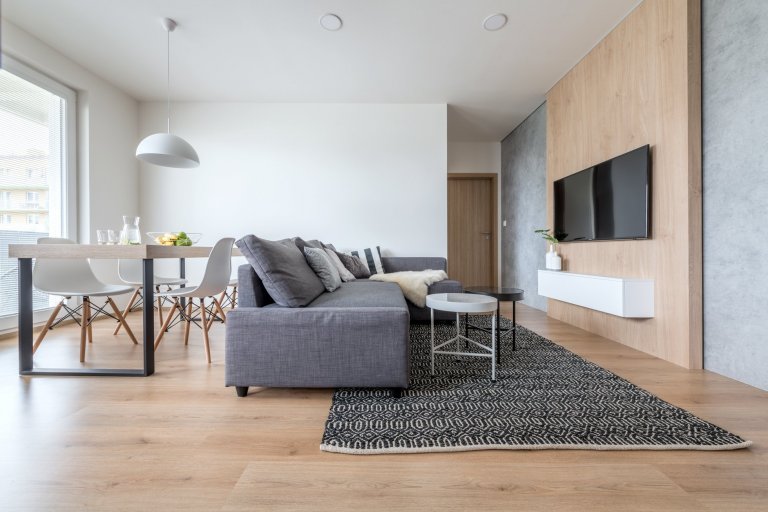 Moderní bytové interiéry se v&nbsp;posledních letech jednoznačně ubírají směrem k&nbsp;čistotě, jednoduchosti a&nbsp;vzdušnosti. Moderní interiér bytu v…