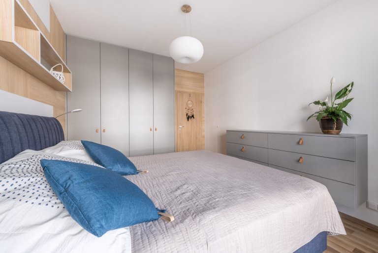 Interiér menšího bytu pro mladý pár je zařízen funkčně a jednoduše, s ohledem na úložné prostory.&nbsp;
