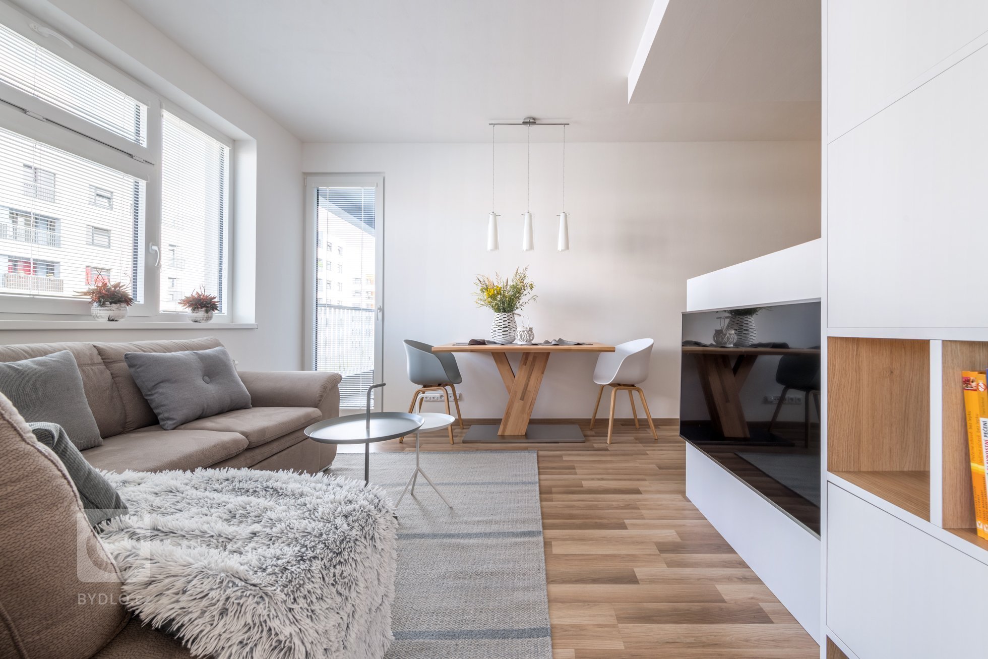 Interiér menšího bytu pro mladý pár je zařízen funkčně a jednoduše, s ohledem na úložné prostory.&nbsp;
