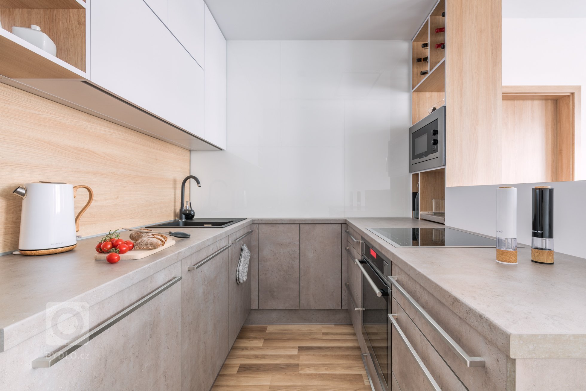 Interiér menšího bytu pro mladý pár je zařízen funkčně a jednoduše, s ohledem na úložné prostory.&nbsp;
