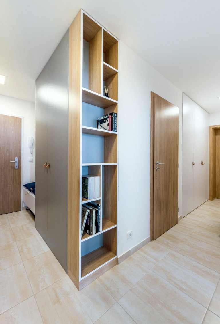 Interiér menšího bytu pro mladý pár je zařízen funkčně a jednoduše, s ohledem na úložné prostory.&nbsp;
