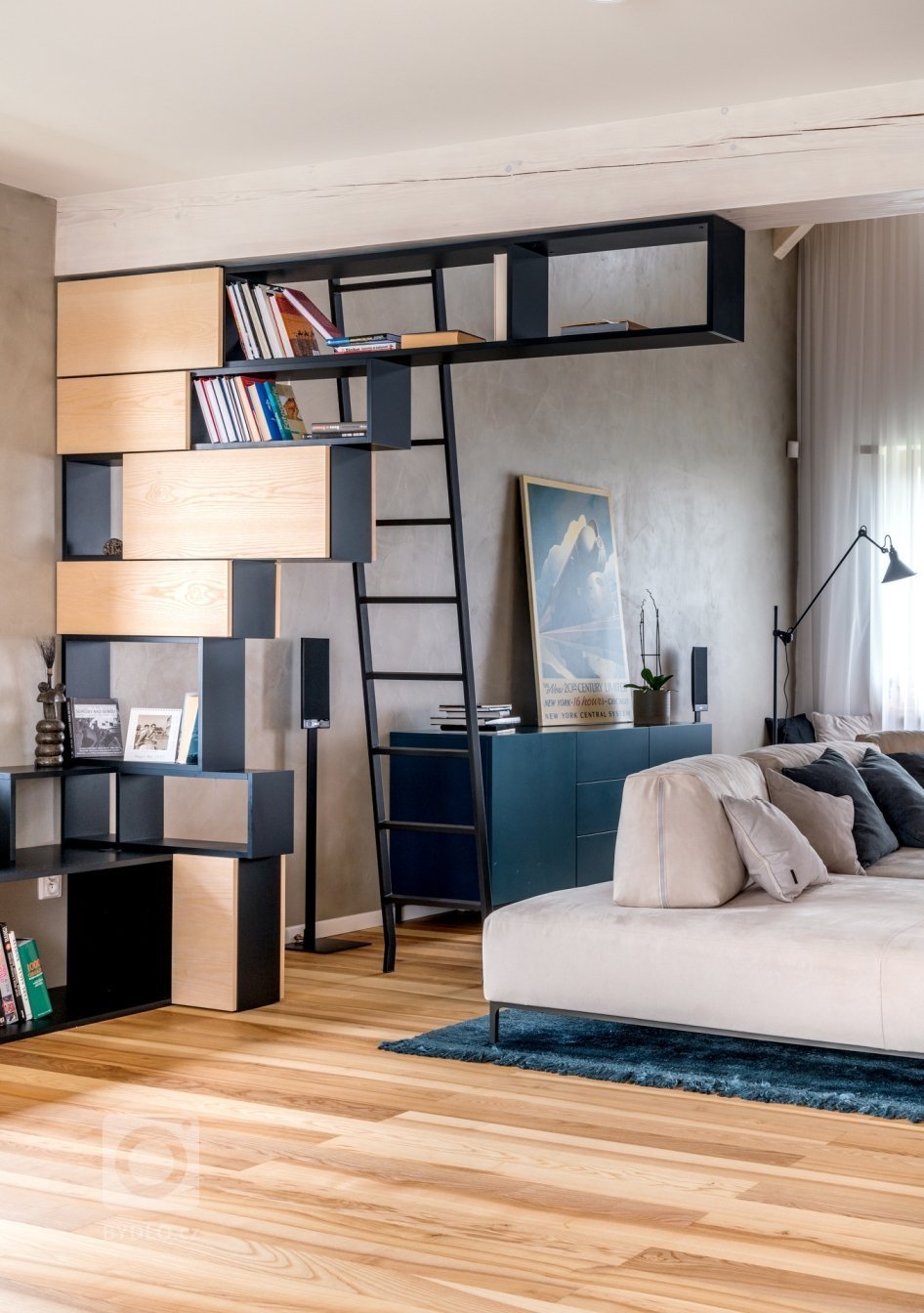 Úkolem bylo uchopit hlavní prostor, zútulnit ho a zmodernizovat. Původní interiér působil chaoticky. Mísil se zde chalupářský styl s prvky industiálního…