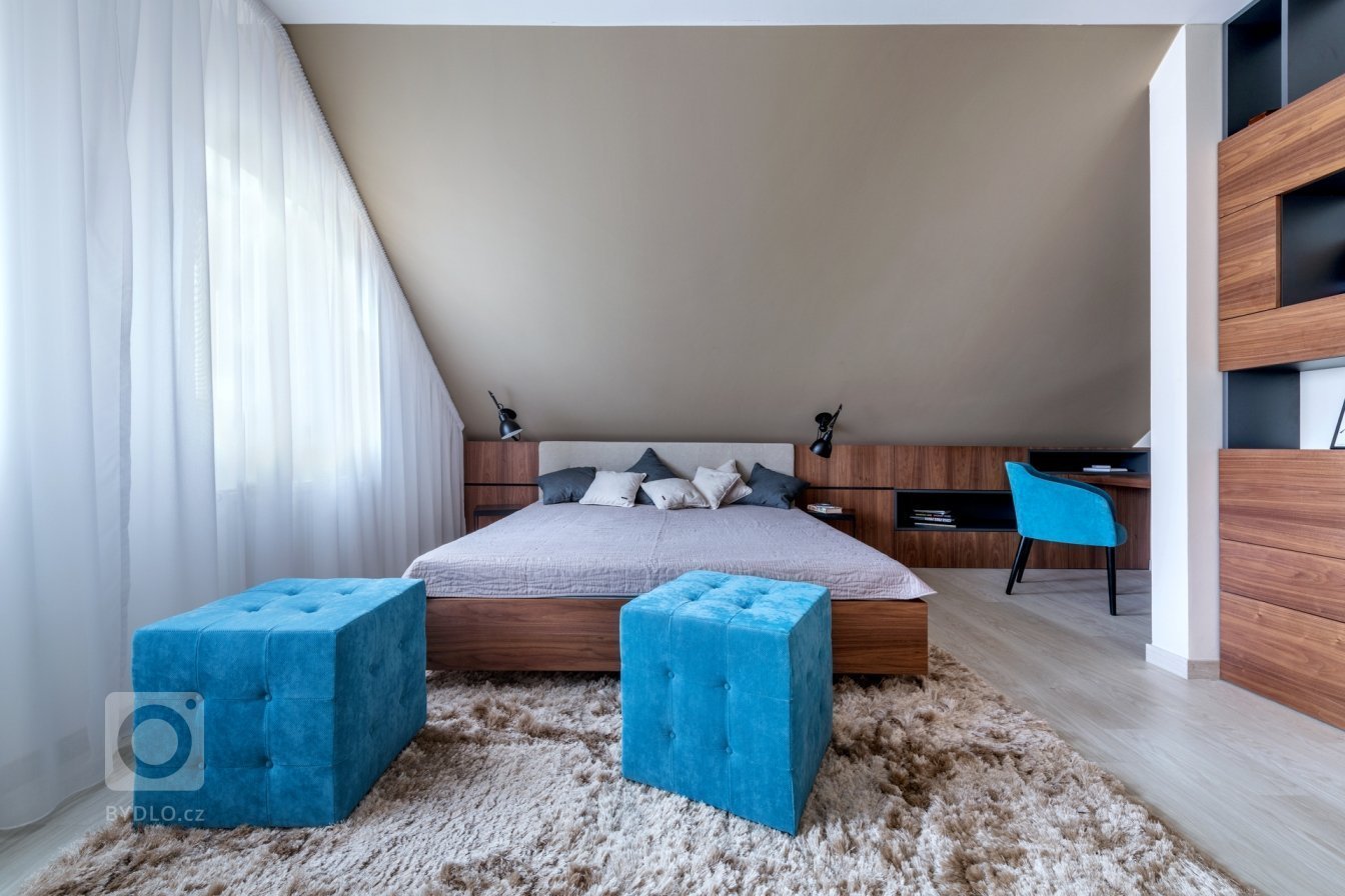 Úkolem bylo uchopit hlavní prostor, zútulnit ho a zmodernizovat. Původní interiér působil chaoticky. Mísil se zde chalupářský styl s prvky industiálního…