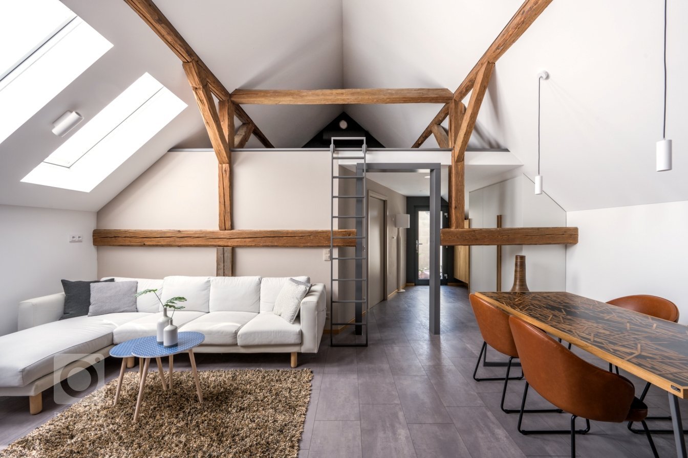 Pohled na patro nad ložnicí, kde se nachází odpočinková zóna. Přístupný po žebříku. 