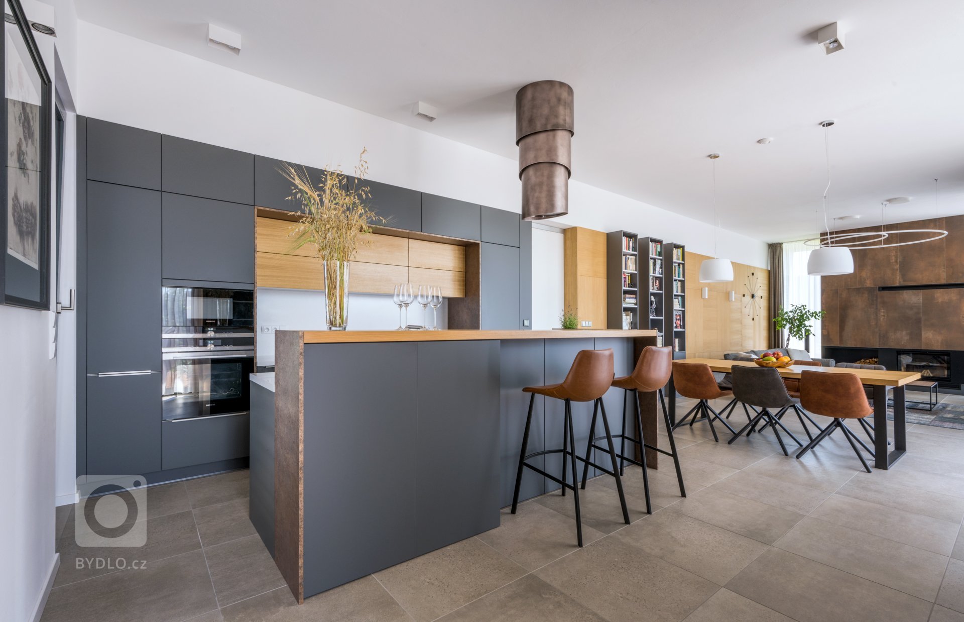 Kuchyňská&nbsp;linka doplněná ostrůvkem, navazuje na prostorný jídelní stůl.&nbsp;

Obývací pokoj doplněný o krb,&nbsp;zajišťuje příjemnou atmosféru.&nbsp;

…