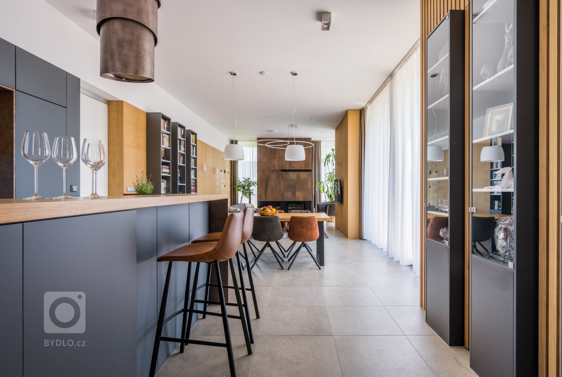 Kuchyňská&nbsp;linka doplněná ostrůvkem, navazuje na prostorný jídelní stůl.&nbsp;

Obývací pokoj doplněný o krb,&nbsp;zajišťuje příjemnou atmosféru.&nbsp;

…