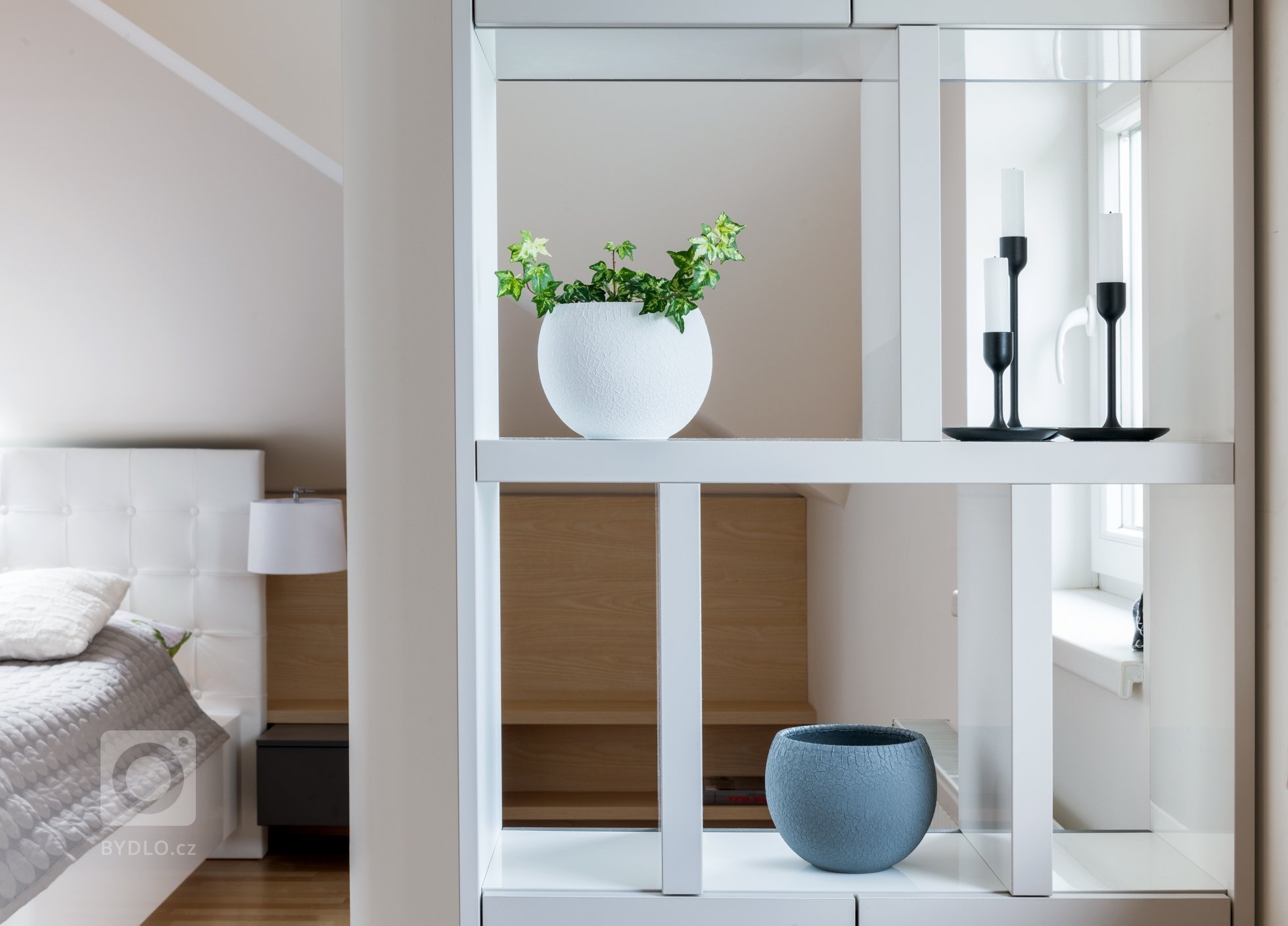 Majitelé rodinného domu mají tři kočky,&nbsp;proto jsme jim přizpůsobili interiér, kde mají každý regál, nebo knihovnu alespoň z části přístupnou.
