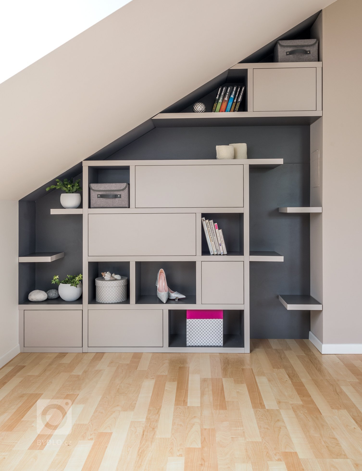 Majitelé rodinného domu mají tři kočky,&nbsp;proto jsme jim přizpůsobili interiér, kde mají každý regál, nebo knihovnu alespoň z části přístupnou.
