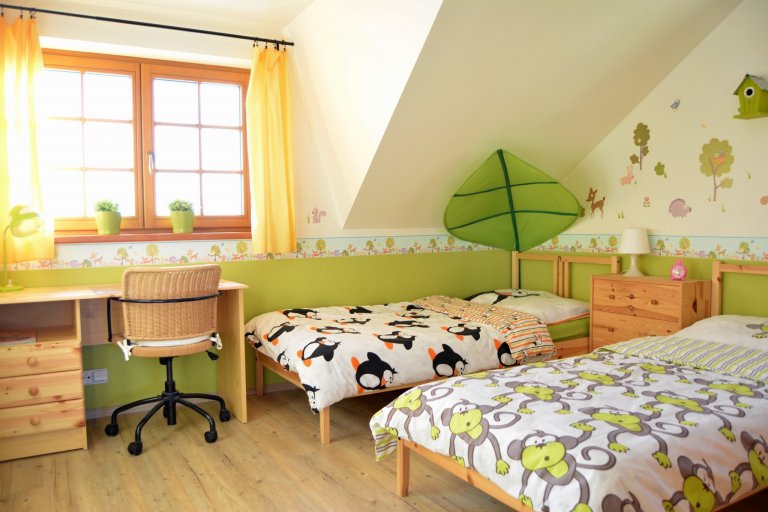 Menší dětský pokoj určený pouze pro spinkání a psaní domácích úkolů staršího sourozence. I přes stanovený nízký rozpočet na zařízení tohoto pokojíčku se…