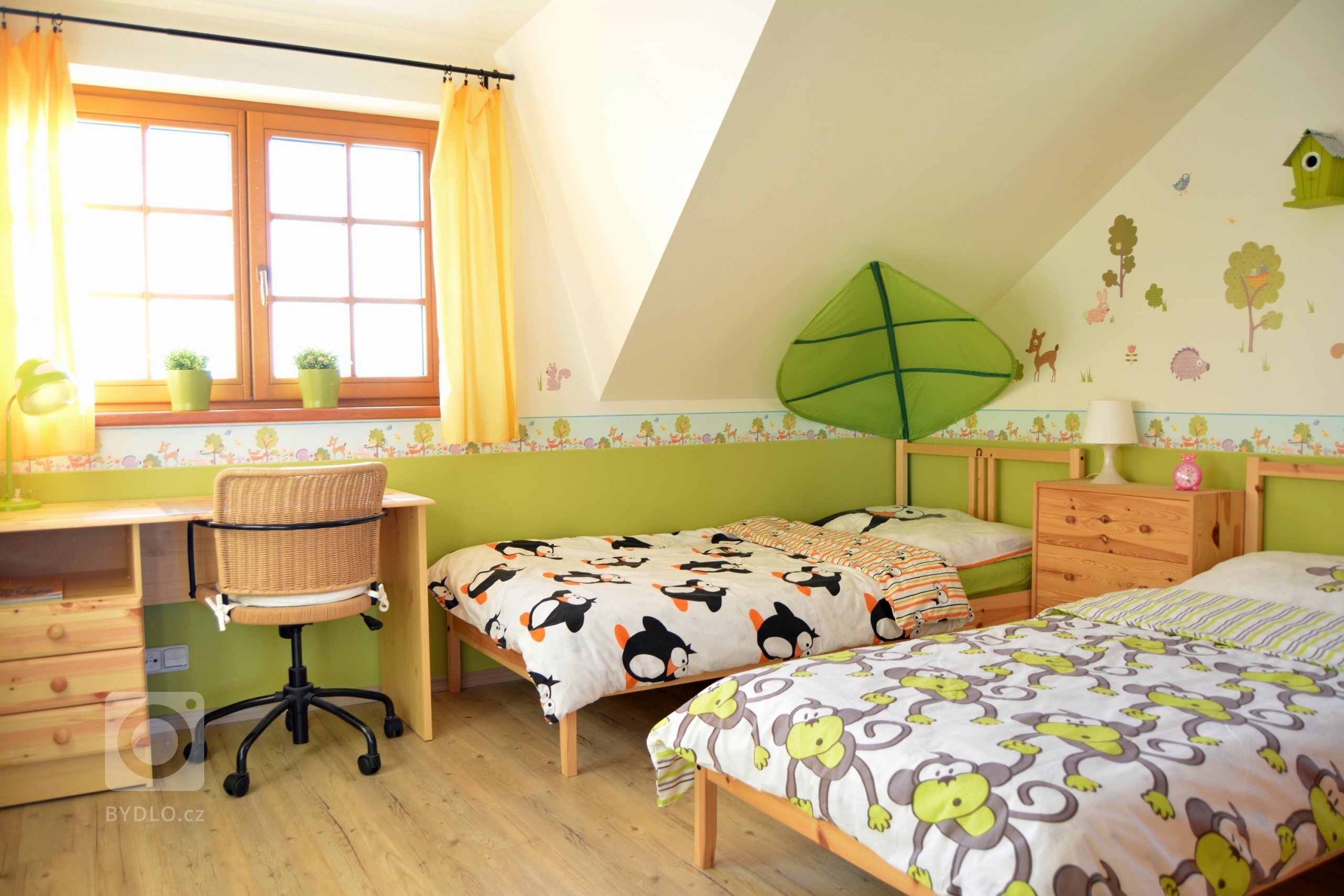 Menší dětský pokoj určený pouze pro spinkání a psaní domácích úkolů staršího sourozence. I přes stanovený nízký rozpočet na zařízení tohoto pokojíčku se…