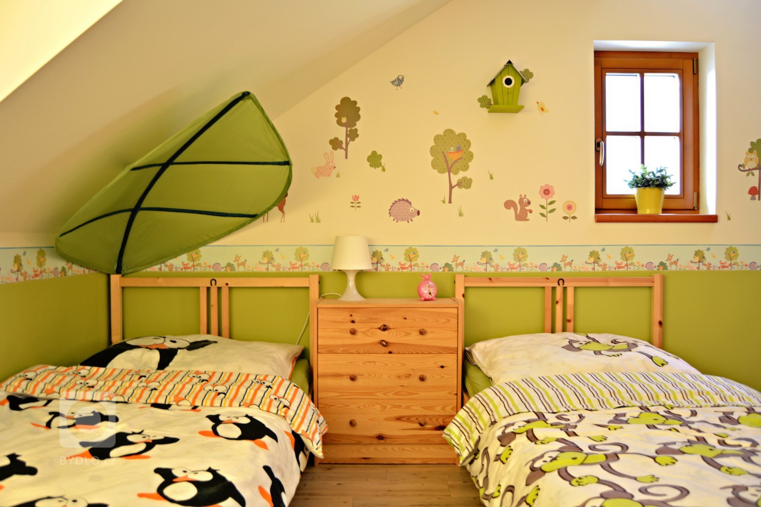 Menší dětský pokoj určený pouze pro spinkání a psaní domácích úkolů staršího sourozence. I přes stanovený nízký rozpočet na zařízení tohoto pokojíčku se…