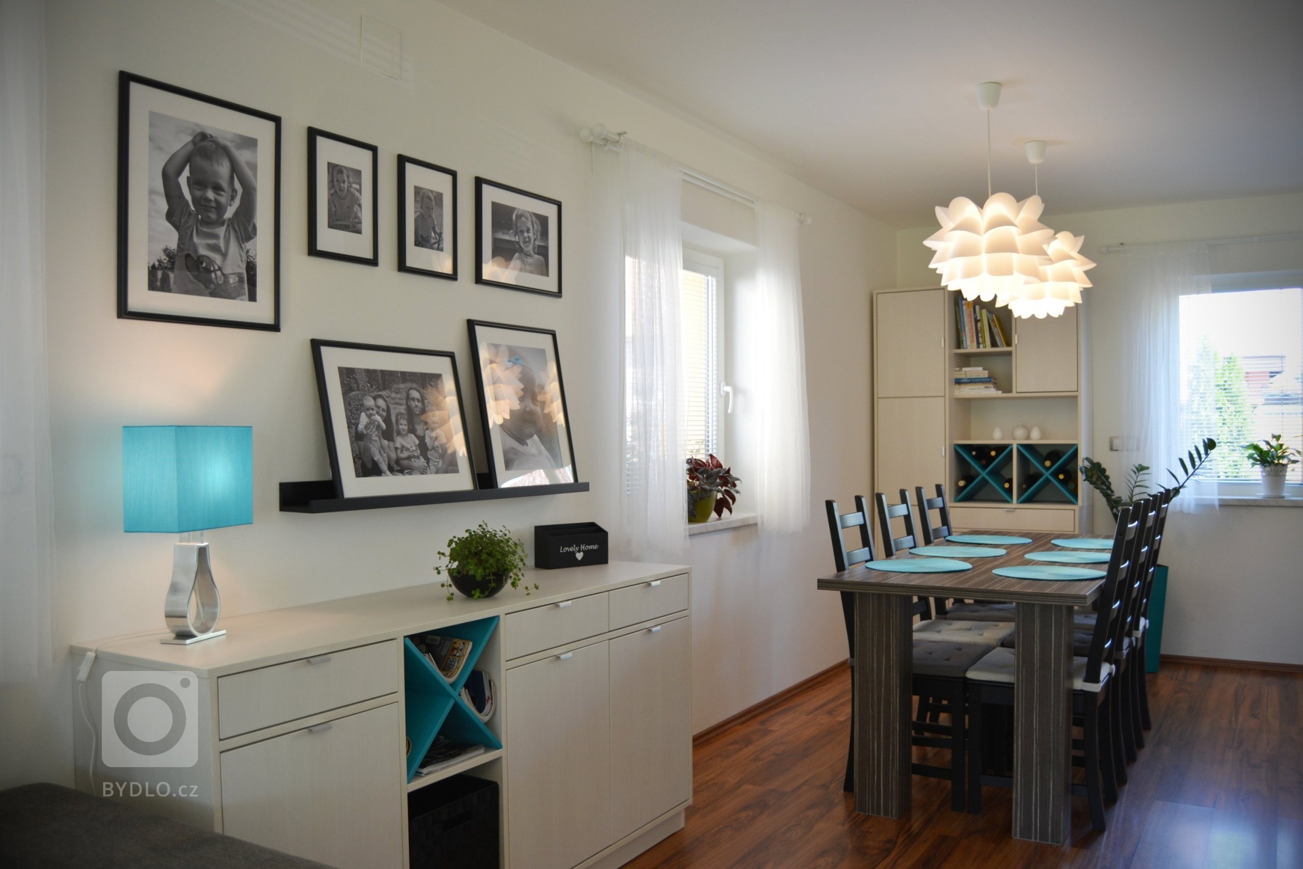 Majitelé měli v domě již zařízenou kuchyni s jídelním stolem a židlemi, chyběl však další úložný prostor. Potřeba bylo zařídit obývací část a místnost propojit…