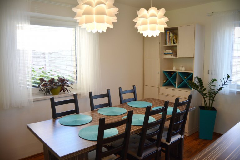 Majitelé měli v domě již zařízenou kuchyni s jídelním stolem a židlemi, chyběl však další úložný prostor. Potřeba bylo zařídit obývací část a místnost propojit…