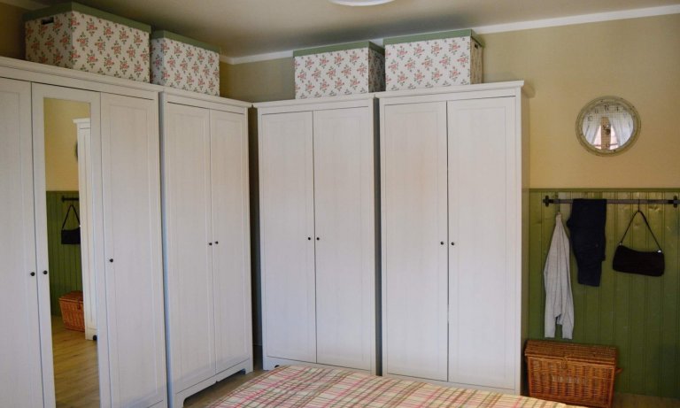 Návrh ložnice v teplých tónech béžové a zelené, požadavek úložného prostoru na dokumenty se stolem&nbsp;k příležitostné práci u něj.
