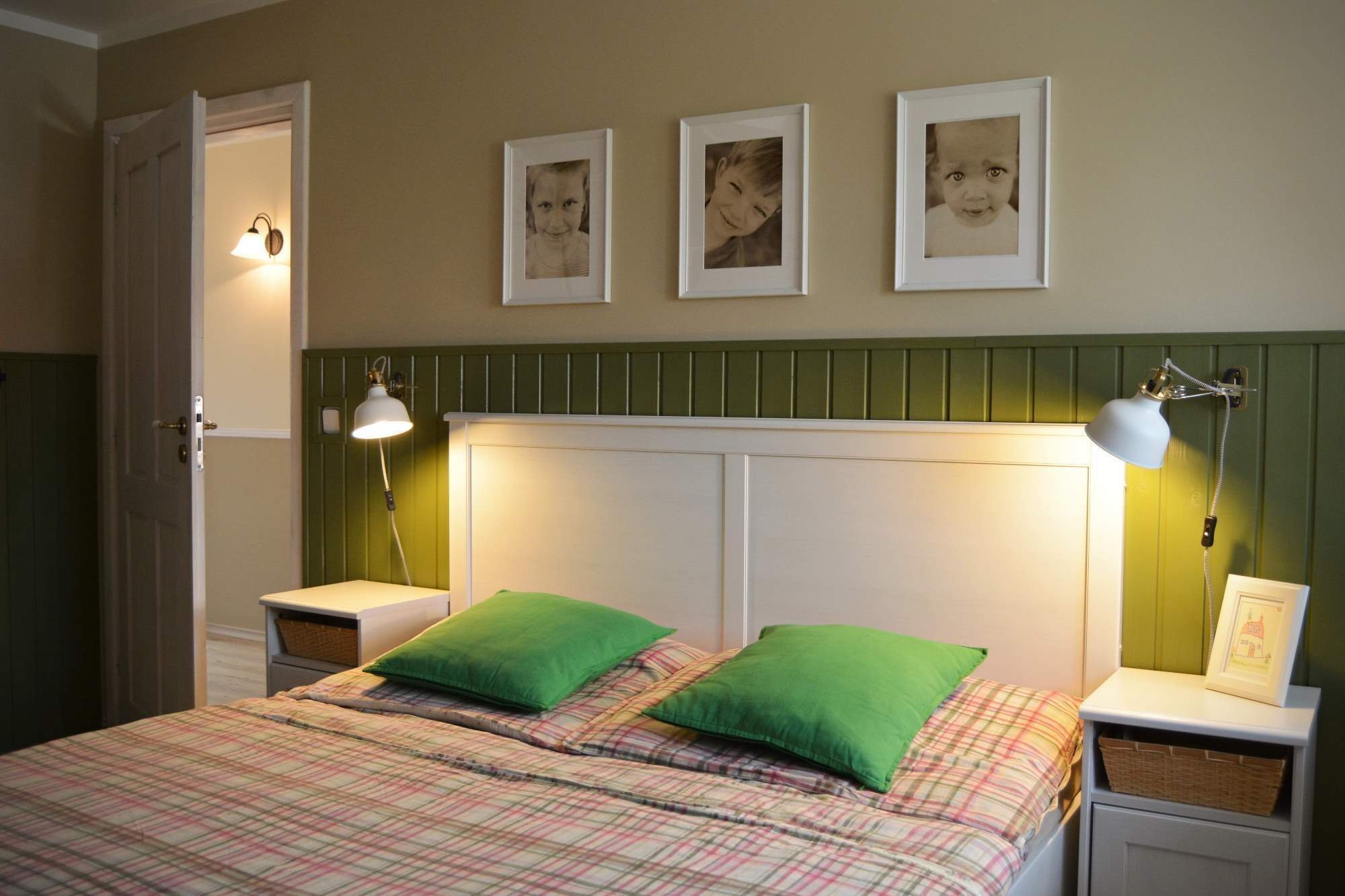 Návrh ložnice v teplých tónech béžové a zelené, požadavek úložného prostoru na dokumenty se stolem&nbsp;k příležitostné práci u něj.
