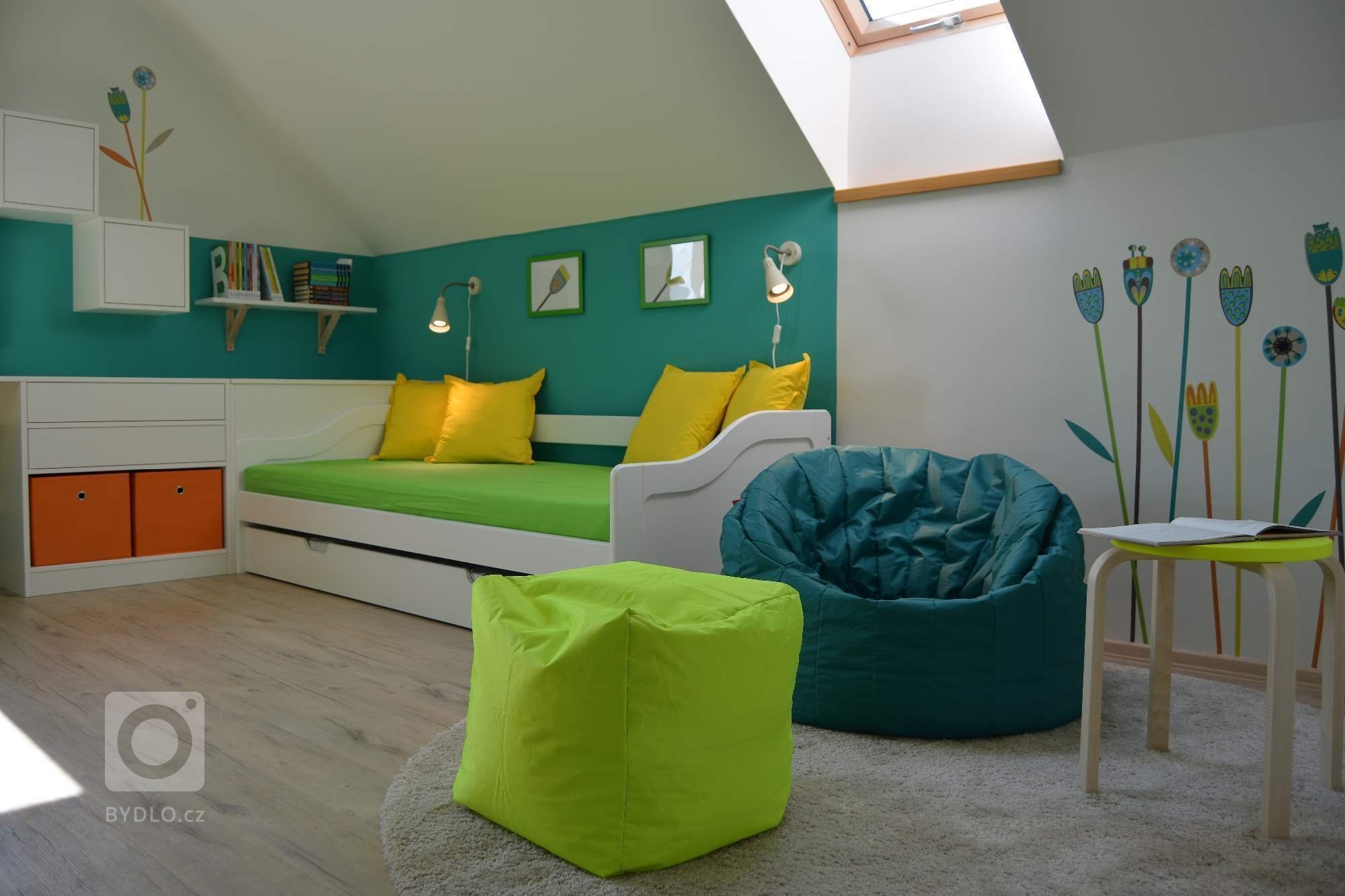 Podkrovní pokojíček pro budoucí školačku&hellip; Přáním rodičů bylo získat co nejvíce úložného prostoru a zakomponovat přídavné lůžko. Samozřejmostí bylo…