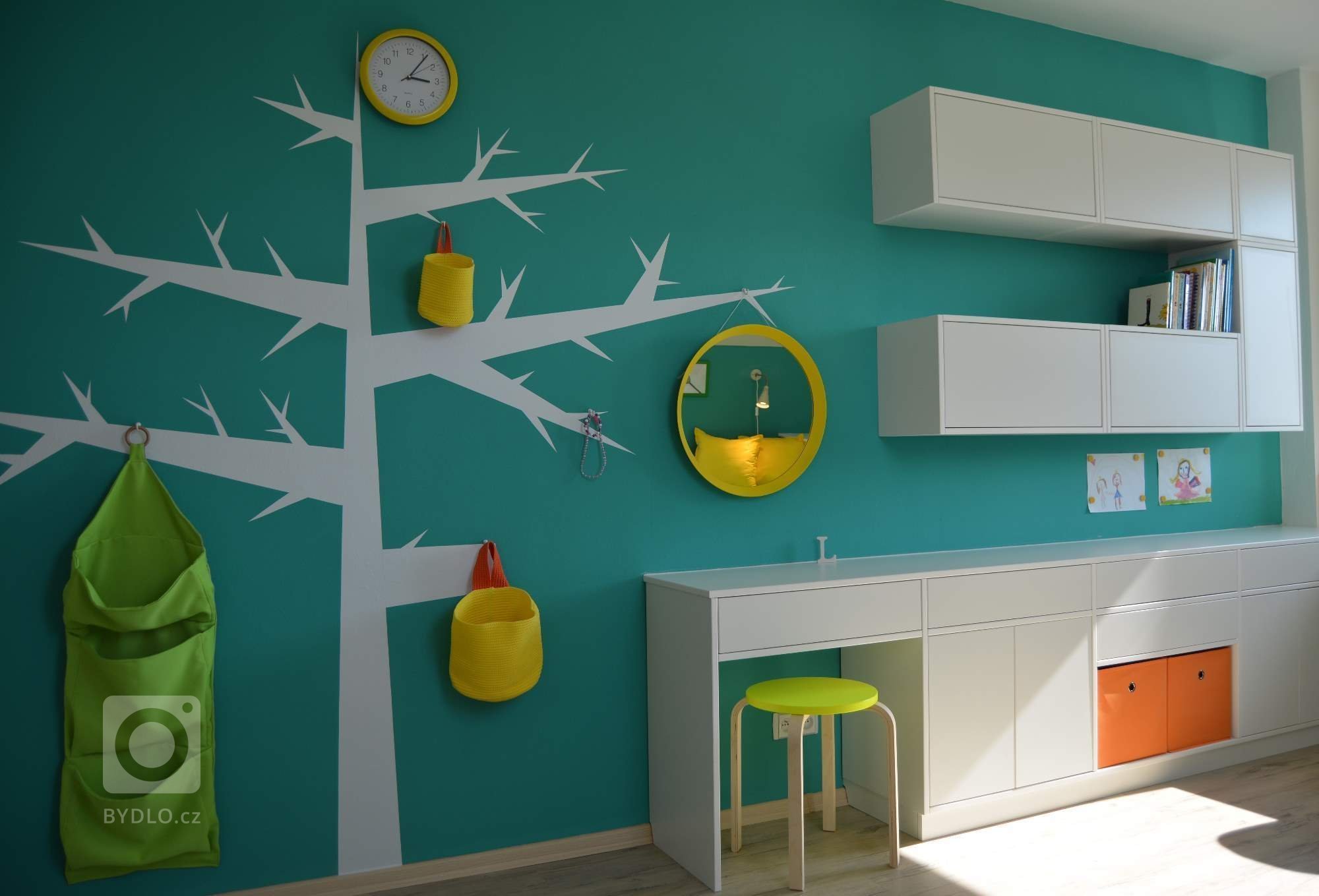 Podkrovní pokojíček pro budoucí školačku&hellip; Přáním rodičů bylo získat co nejvíce úložného prostoru a zakomponovat přídavné lůžko. Samozřejmostí bylo…