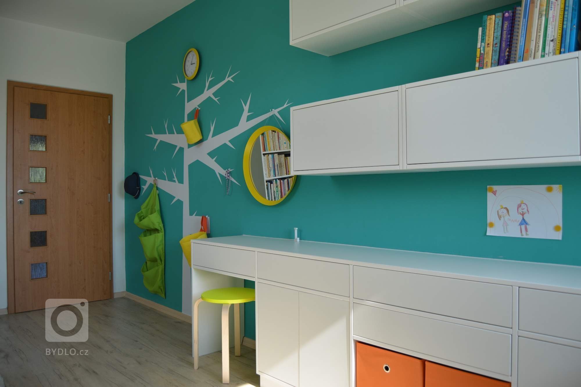 Podkrovní pokojíček pro budoucí školačku&hellip; Přáním rodičů bylo získat co nejvíce úložného prostoru a zakomponovat přídavné lůžko. Samozřejmostí bylo…