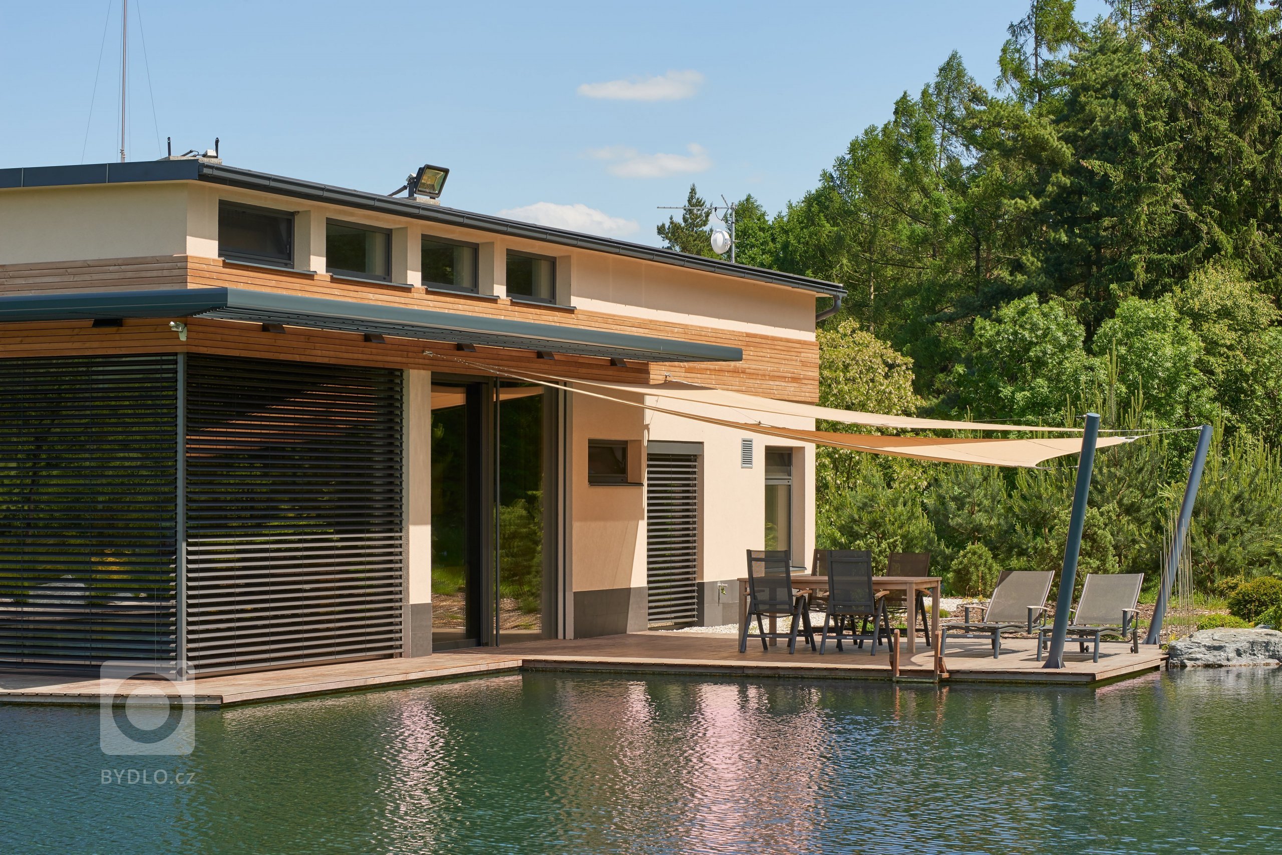 Opravdu výjimečná realizace. To je moderní dům situovaný v nerušené přírodě s dechberoucím výhledem na českou krajinu. Jeho promyšlený exteriér je citlivě…