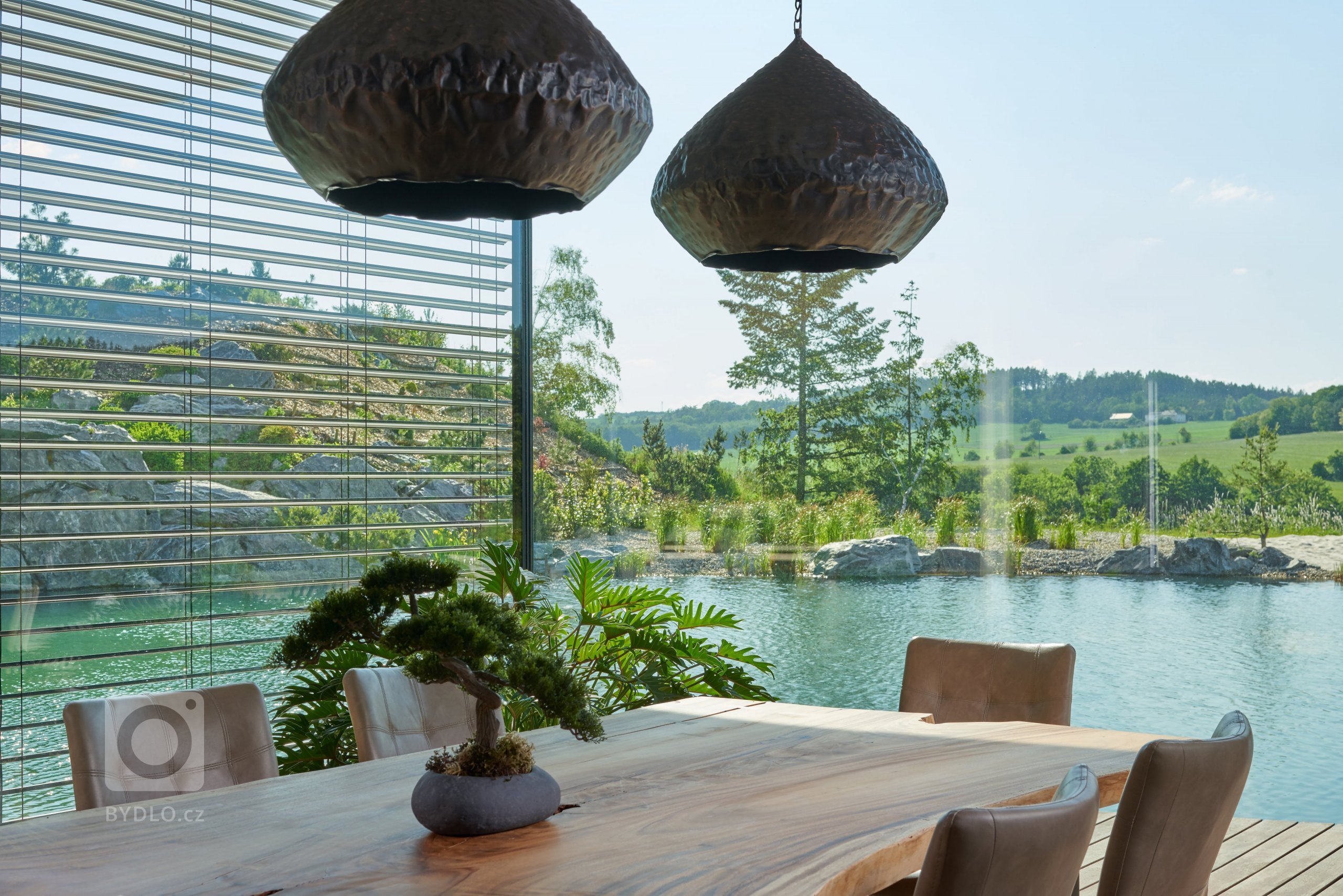 Opravdu výjimečná realizace. To je moderní dům situovaný v nerušené přírodě s dechberoucím výhledem na českou krajinu. Jeho promyšlený exteriér je citlivě…