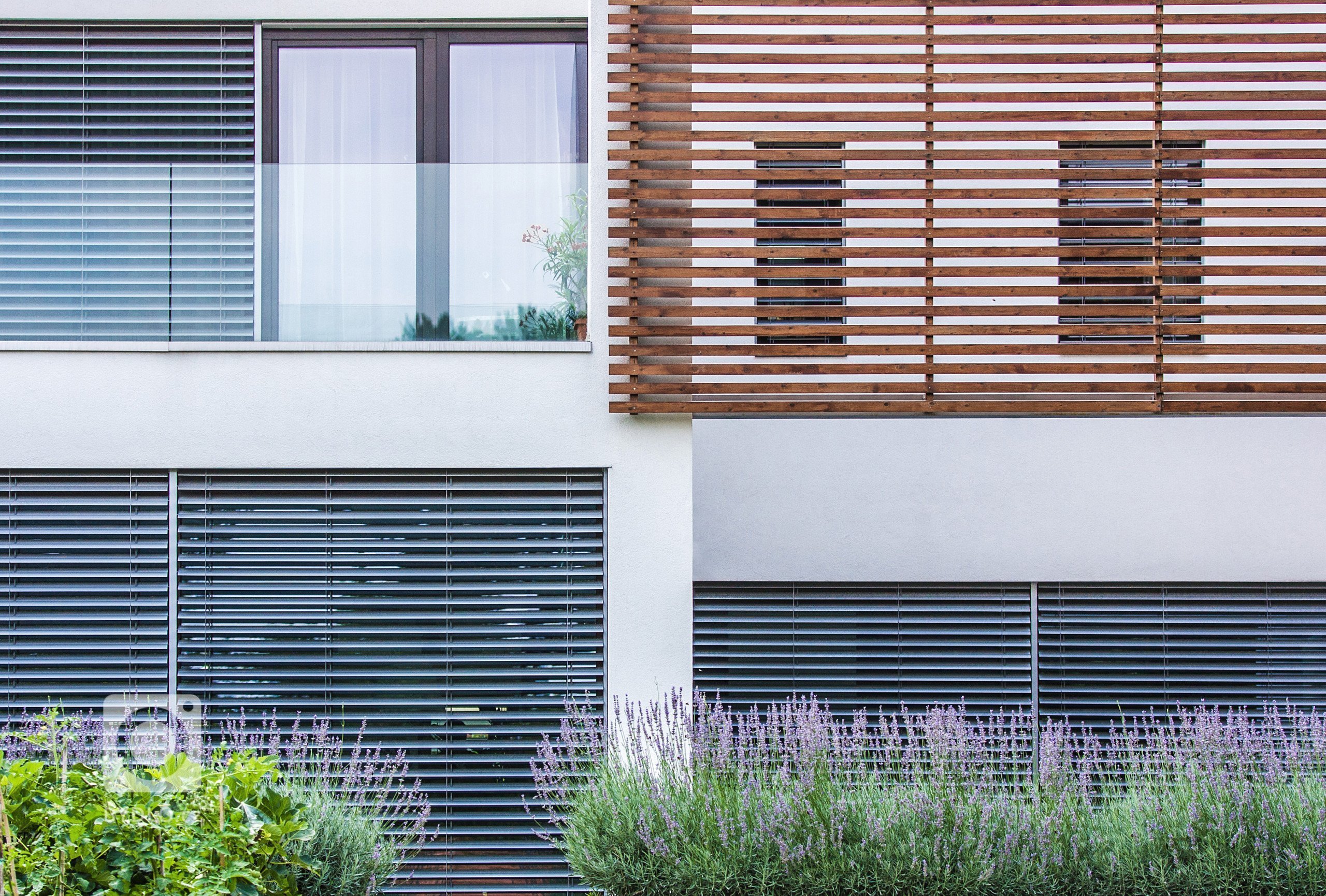 enkovní žaluzie NEVA v realizaci rodinné vilky v Maďarsku elegantně doplňují horizontální linie celého domu. Funkcionalisticky strohý tvar žaluzií Z-90 se…