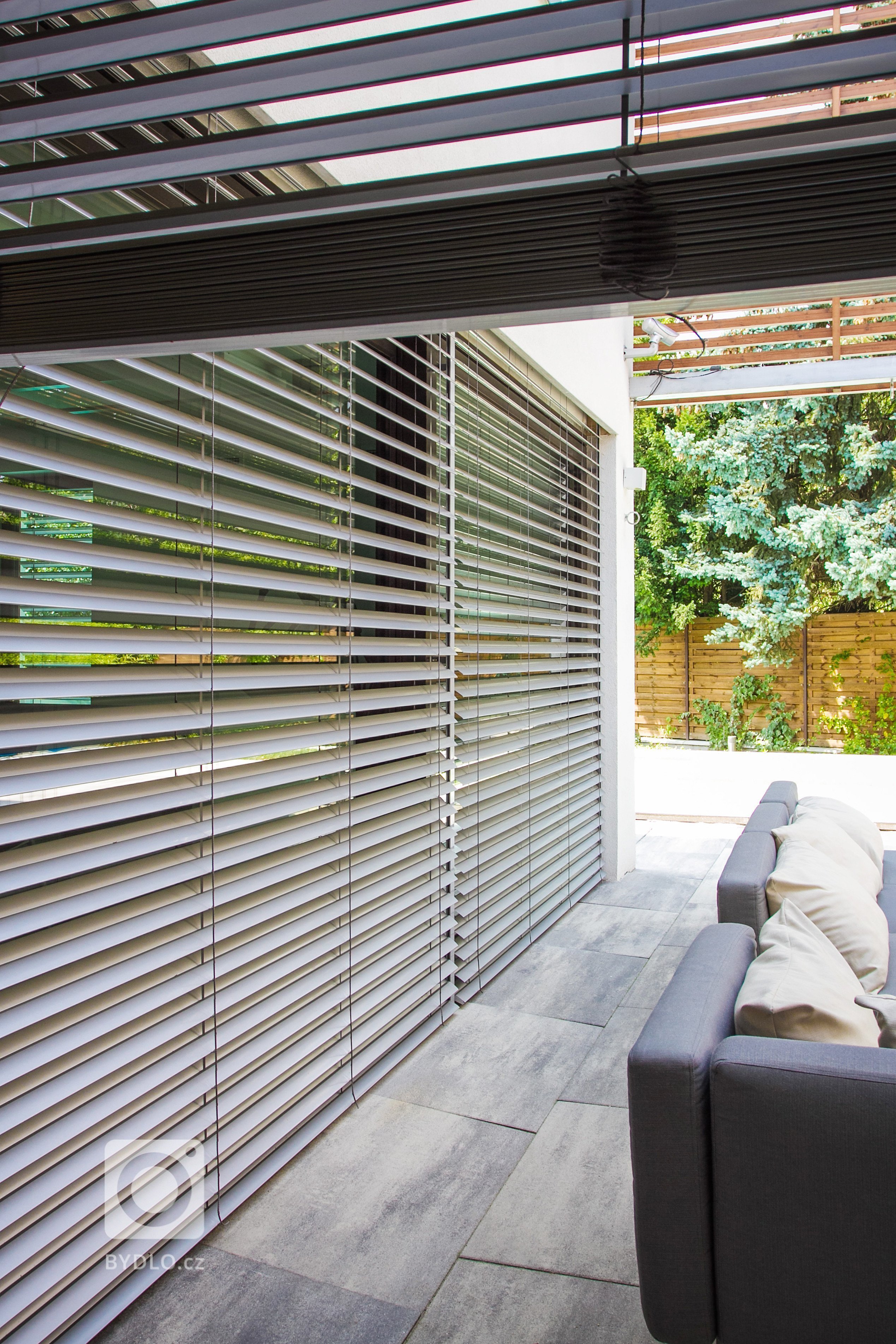 enkovní žaluzie NEVA v realizaci rodinné vilky v Maďarsku elegantně doplňují horizontální linie celého domu. Funkcionalisticky strohý tvar žaluzií Z-90 se…