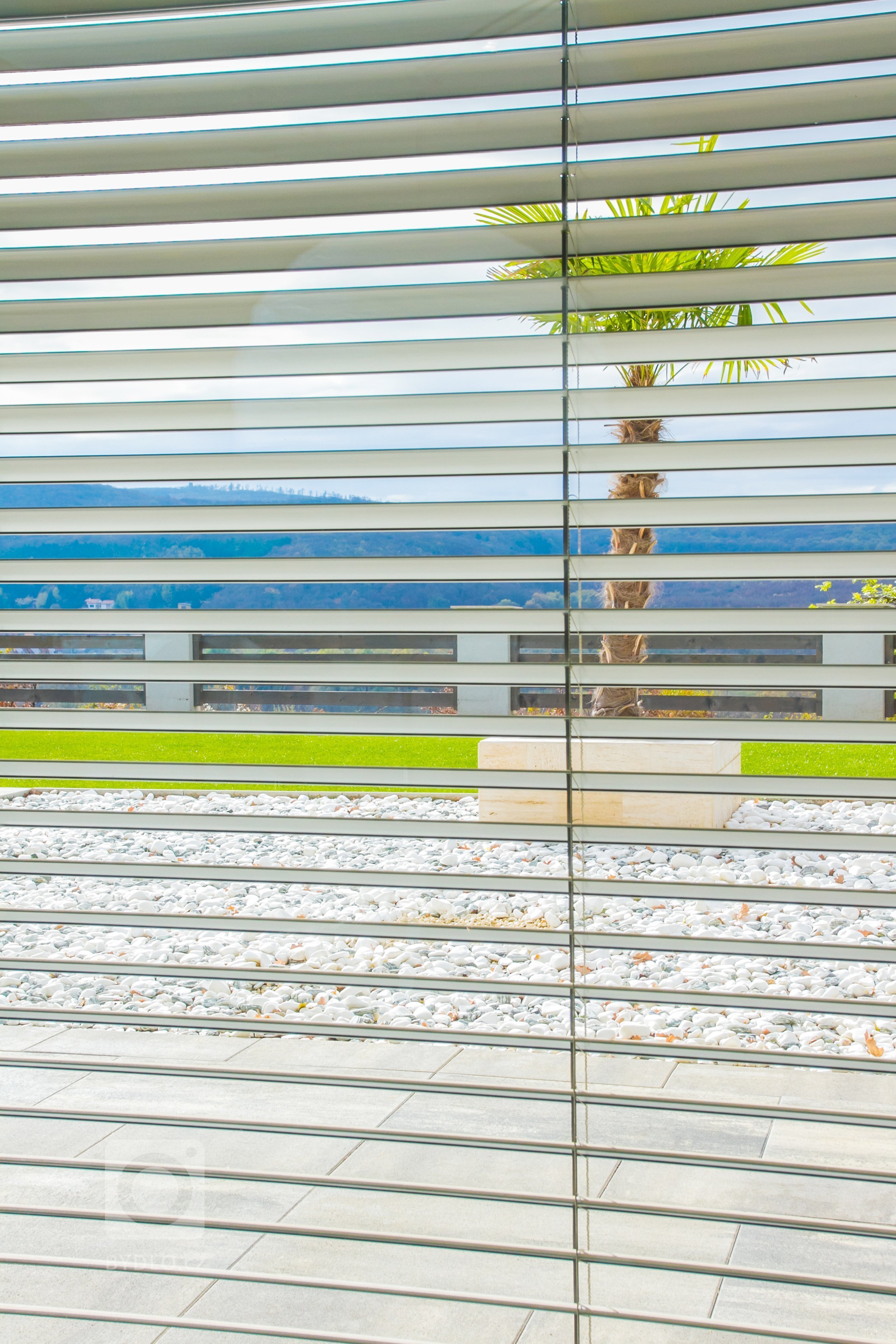 Inspirujte se realizací našich žaluzií na vile nedaleko Budapešti, která by však klidně mohla stát kousek od středomořské pláže. Použité venkovní žaluzie C-80…