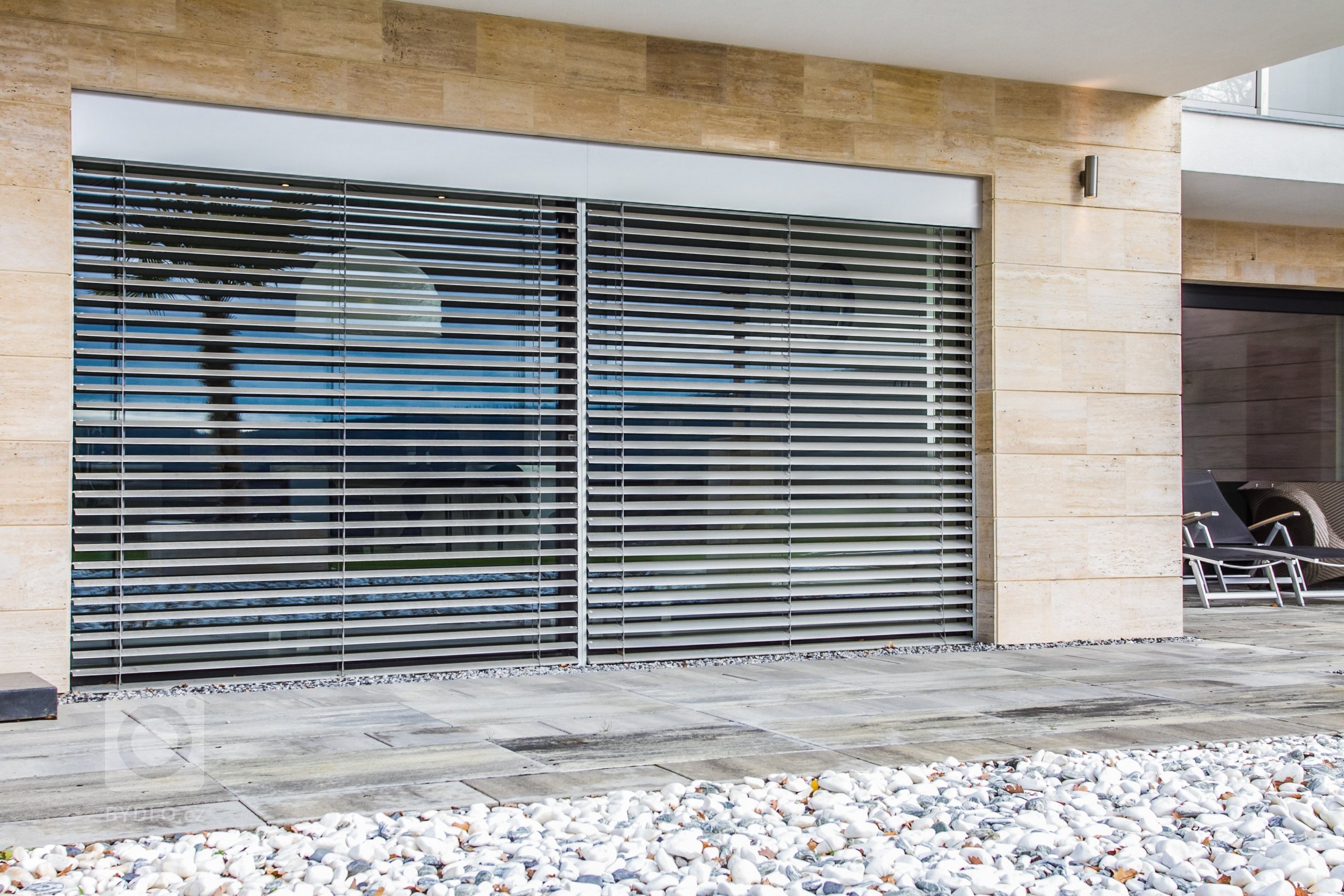 Inspirujte se realizací našich žaluzií na vile nedaleko Budapešti, která by však klidně mohla stát kousek od středomořské pláže. Použité venkovní žaluzie C-80…