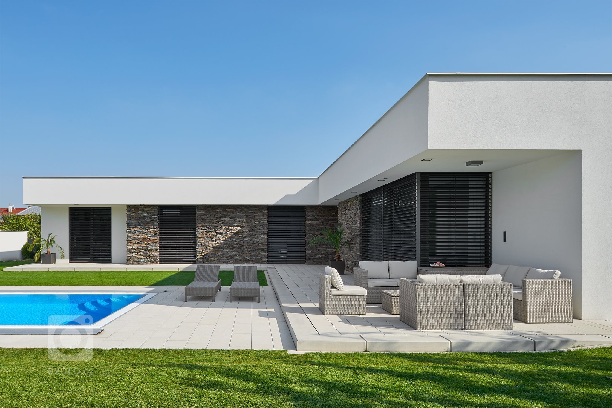 Inspirujte se krásnou realizací našich žaluzií Z-90 na moderním přízemním domě v srdci Moravy. Barva žaluzií a vodících lišt se příjemně doplňuje s obložením z…