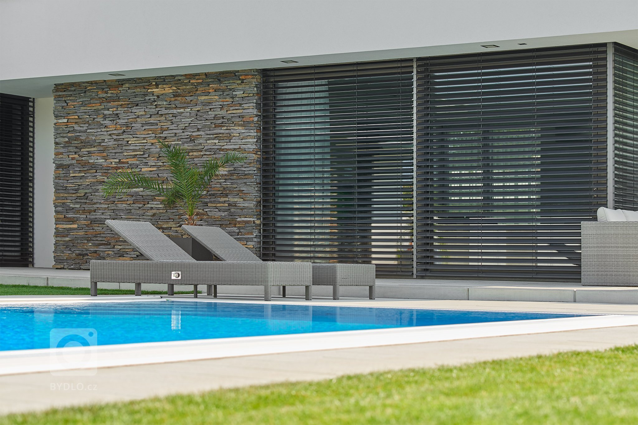 Inspirujte se krásnou realizací našich žaluzií Z-90 na moderním přízemním domě v srdci Moravy. Barva žaluzií a vodících lišt se příjemně doplňuje s obložením z…