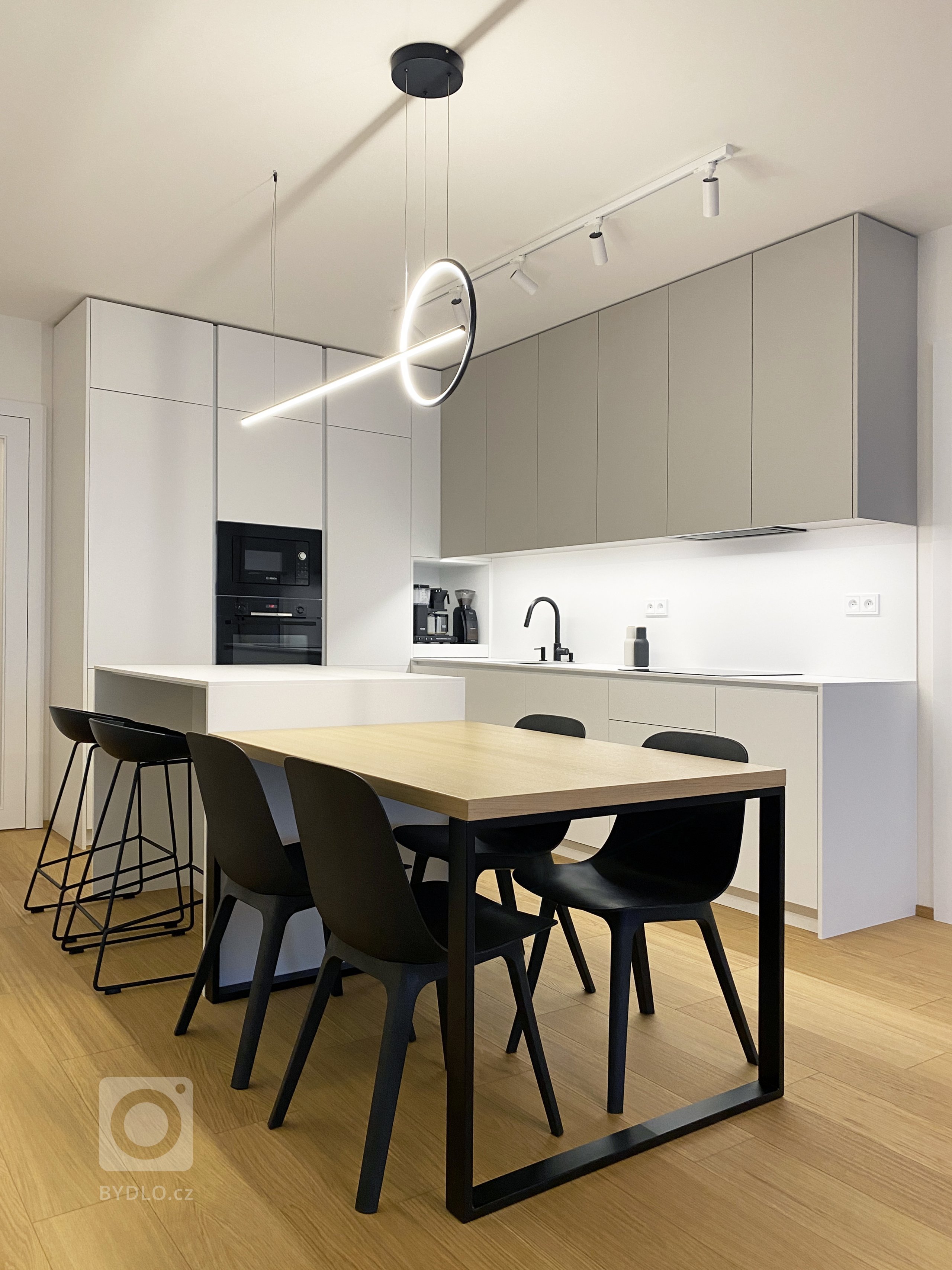 Byt v&nbsp;developerském projektu na okraji Prahy koupili klienti ve fázi, když již nebylo možné provádět žádné klientské změny. Přesto se nakonec rozhodli…