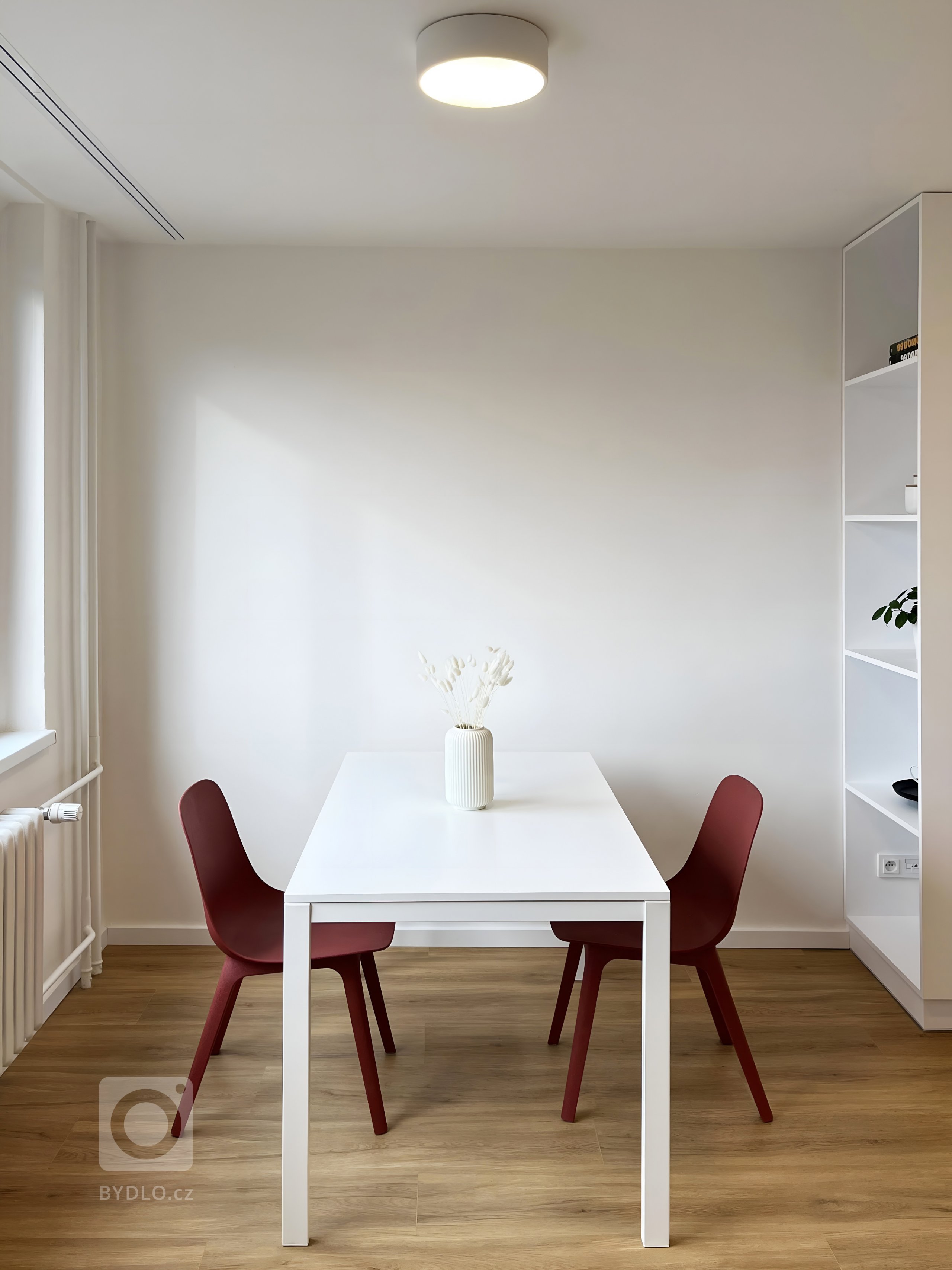 Řešená garsonka se nachází v&nbsp;panelovém domě v&nbsp;brněnské Líšni s&nbsp;krásným výhledem na město Brno. Panelová konstrukce domu a malá plocha bytu do…