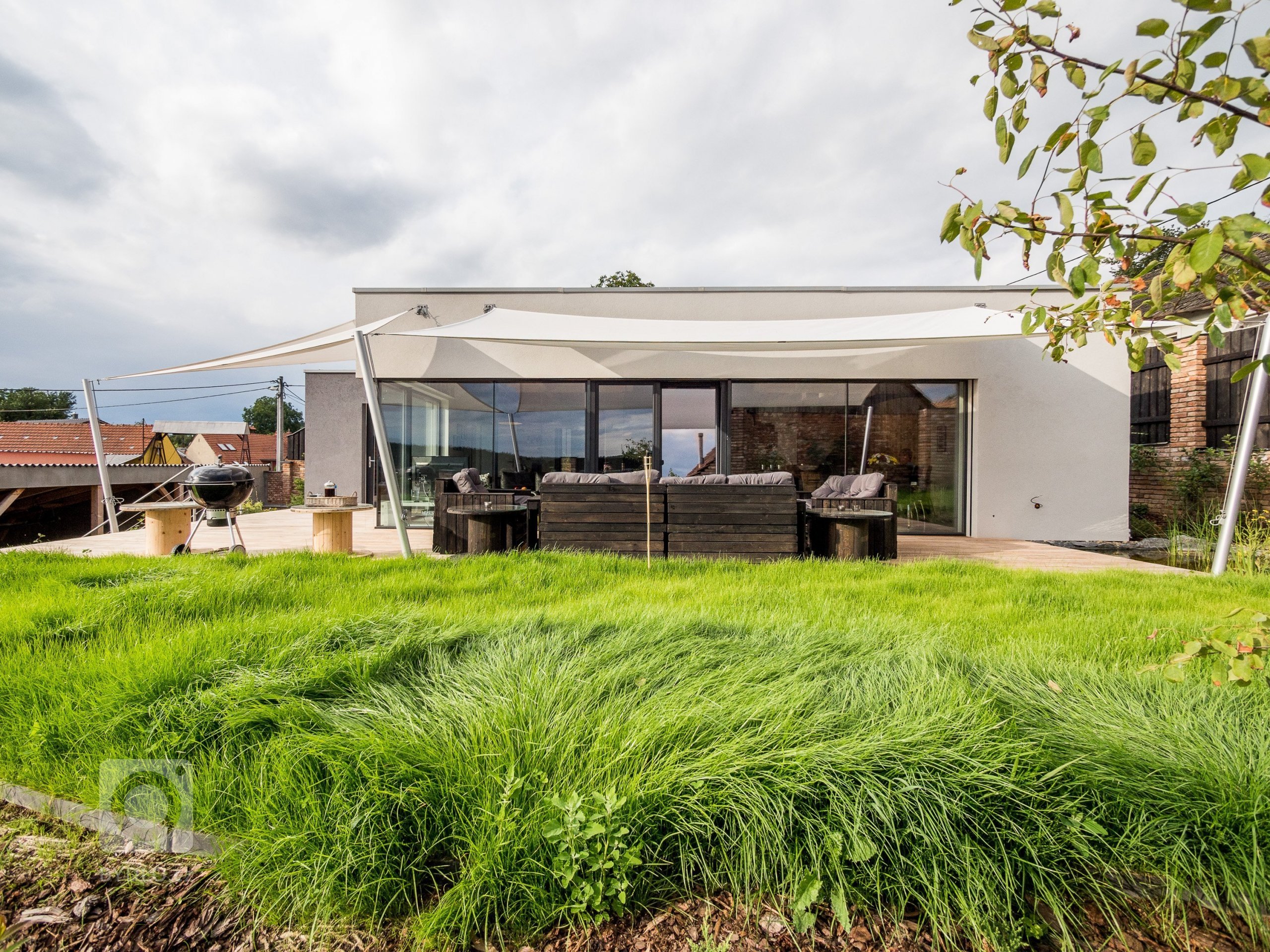 Luxusní ZENHOME u Brna s obřím rohovým prosklením se těší krásným výhledům do okolí. Původně nenápadný pozemek ve staré zástavbě bylo třeba navýšit (posloužila…