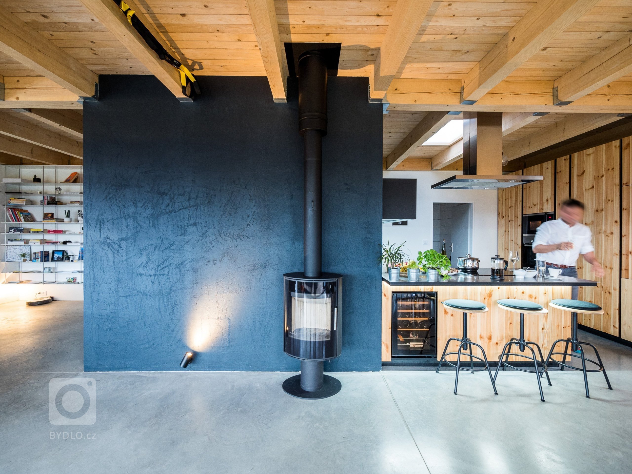 Luxusní ZENHOME u Brna s obřím rohovým prosklením se těší krásným výhledům do okolí. Původně nenápadný pozemek ve staré zástavbě bylo třeba navýšit (posloužila…