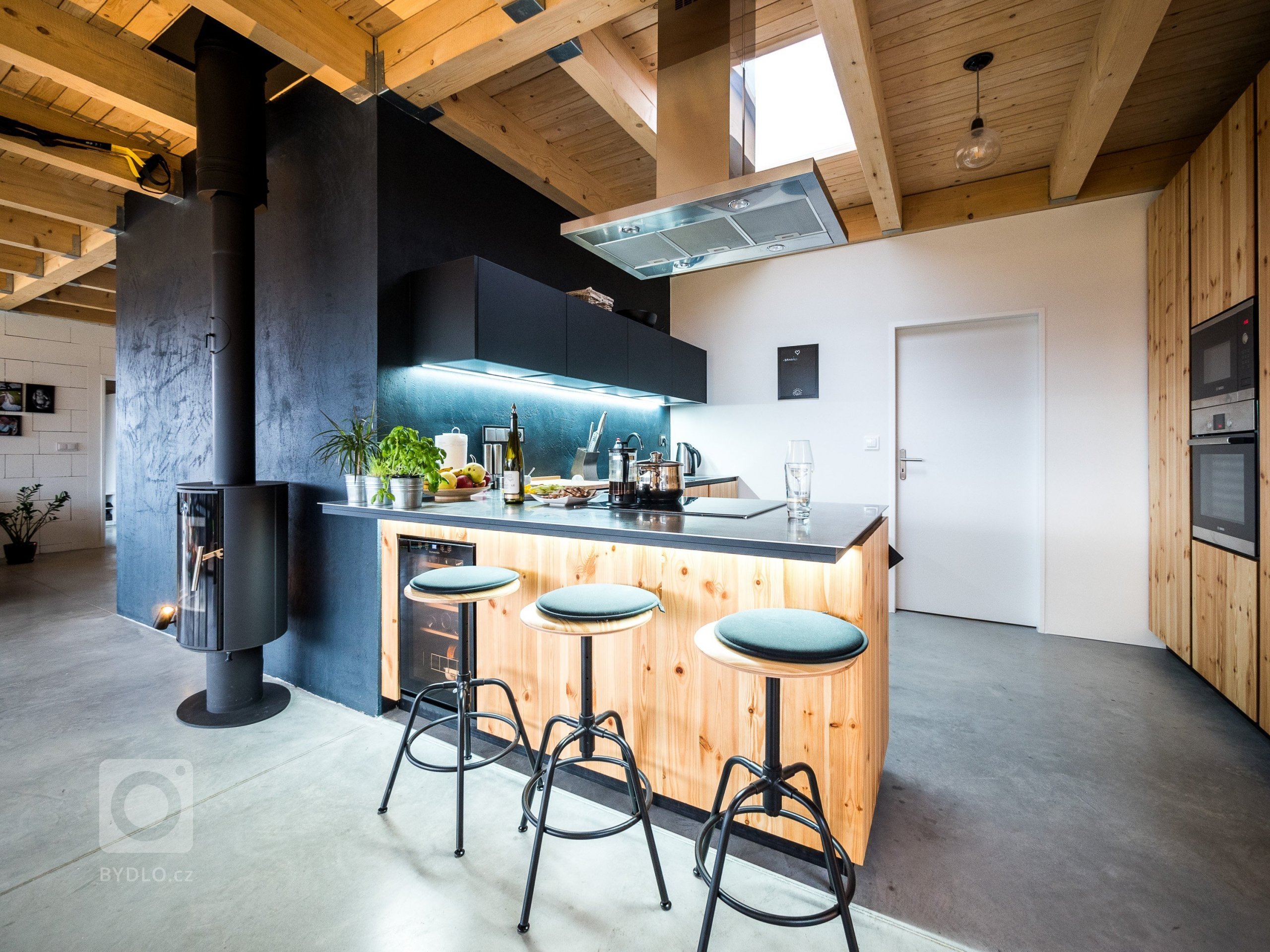 Luxusní ZENHOME u Brna s obřím rohovým prosklením se těší krásným výhledům do okolí. Původně nenápadný pozemek ve staré zástavbě bylo třeba navýšit (posloužila…