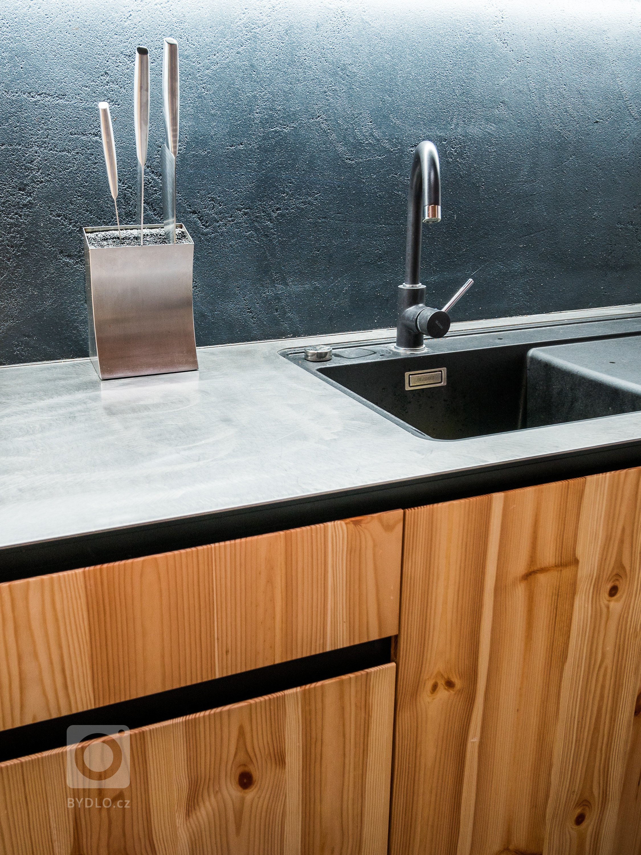 Luxusní ZENHOME u Brna s obřím rohovým prosklením se těší krásným výhledům do okolí. Původně nenápadný pozemek ve staré zástavbě bylo třeba navýšit (posloužila…