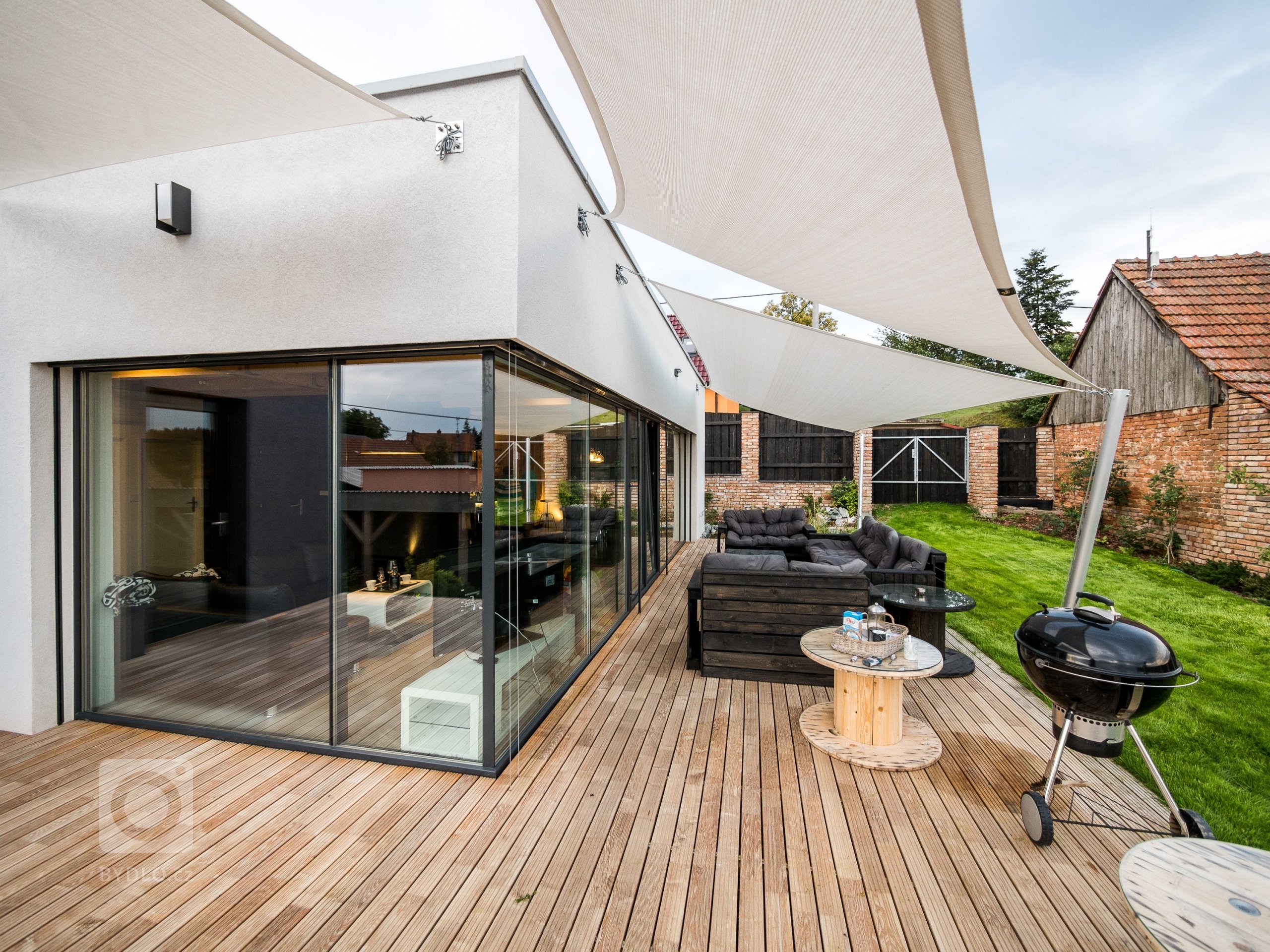 Luxusní ZENHOME u Brna s obřím rohovým prosklením se těší krásným výhledům do okolí. Původně nenápadný pozemek ve staré zástavbě bylo třeba navýšit (posloužila…