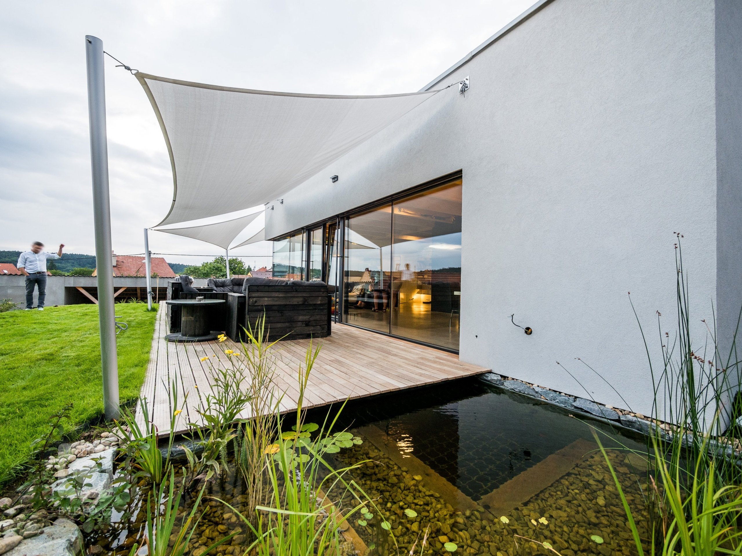 Luxusní ZENHOME u Brna s obřím rohovým prosklením se těší krásným výhledům do okolí. Původně nenápadný pozemek ve staré zástavbě bylo třeba navýšit (posloužila…