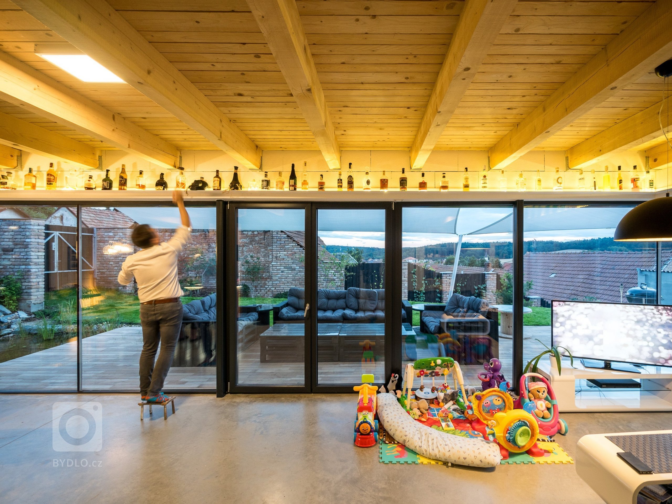 Luxusní ZENHOME u Brna s obřím rohovým prosklením se těší krásným výhledům do okolí. Původně nenápadný pozemek ve staré zástavbě bylo třeba navýšit (posloužila…