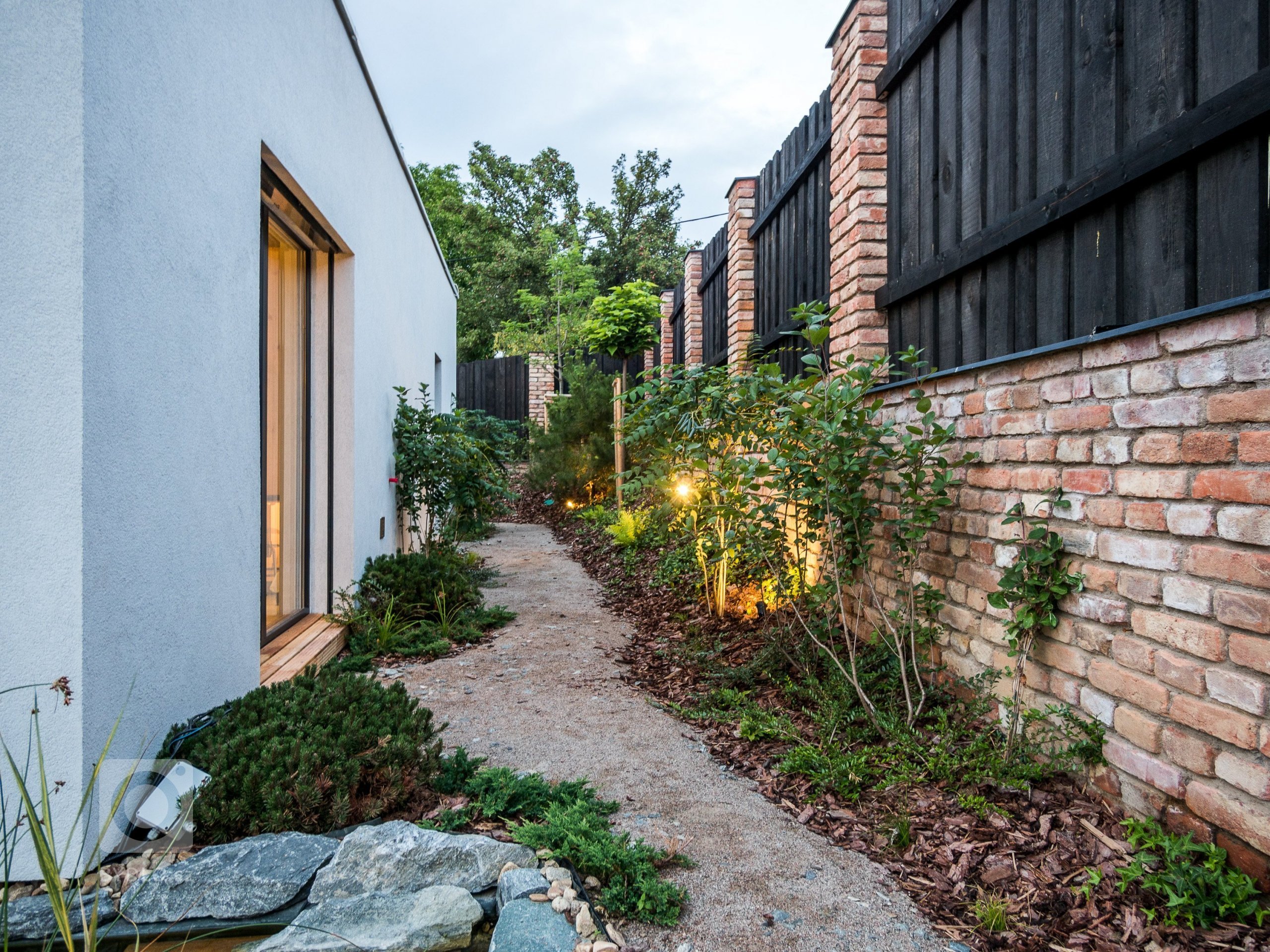 Luxusní ZENHOME u Brna s obřím rohovým prosklením se těší krásným výhledům do okolí. Původně nenápadný pozemek ve staré zástavbě bylo třeba navýšit (posloužila…