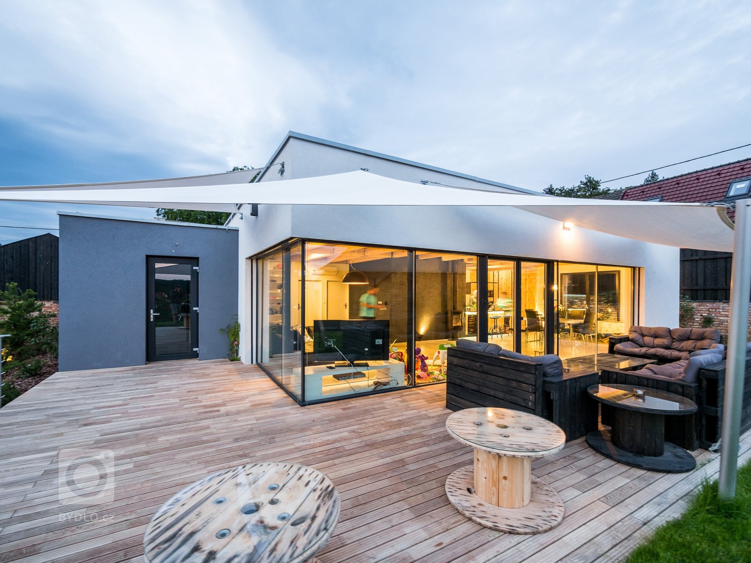 Luxusní ZENHOME u Brna s obřím rohovým prosklením se těší krásným výhledům do okolí. Původně nenápadný pozemek ve staré zástavbě bylo třeba navýšit (posloužila…