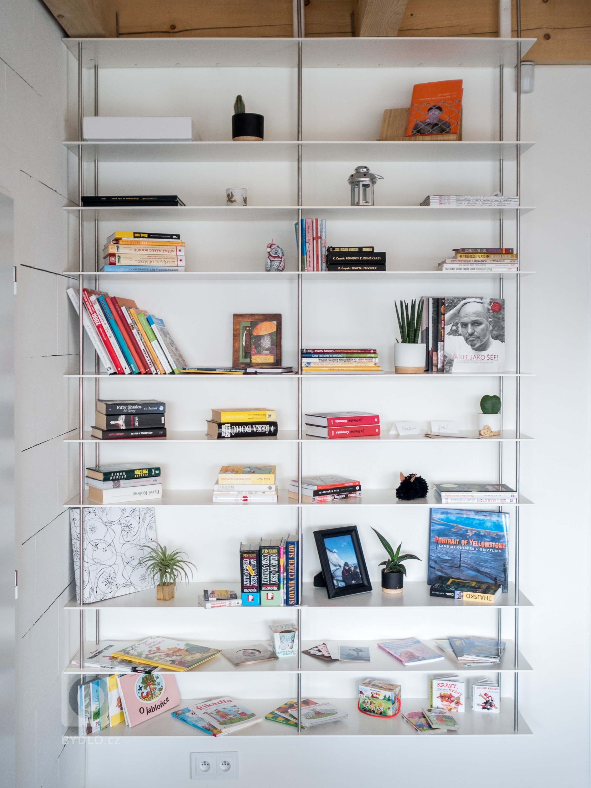 Luxusní ZENHOME u Brna s obřím rohovým prosklením se těší krásným výhledům do okolí. Původně nenápadný pozemek ve staré zástavbě bylo třeba navýšit (posloužila…