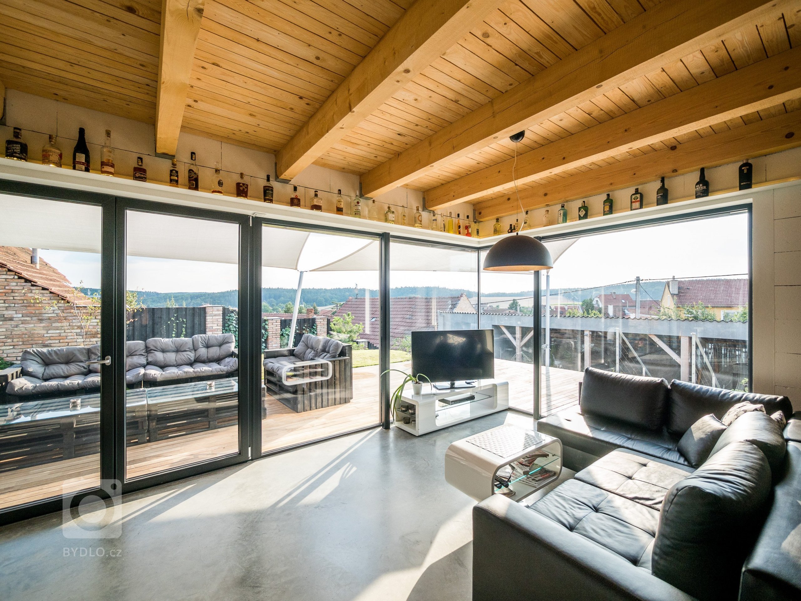 Luxusní ZENHOME u Brna s obřím rohovým prosklením se těší krásným výhledům do okolí. Původně nenápadný pozemek ve staré zástavbě bylo třeba navýšit (posloužila…