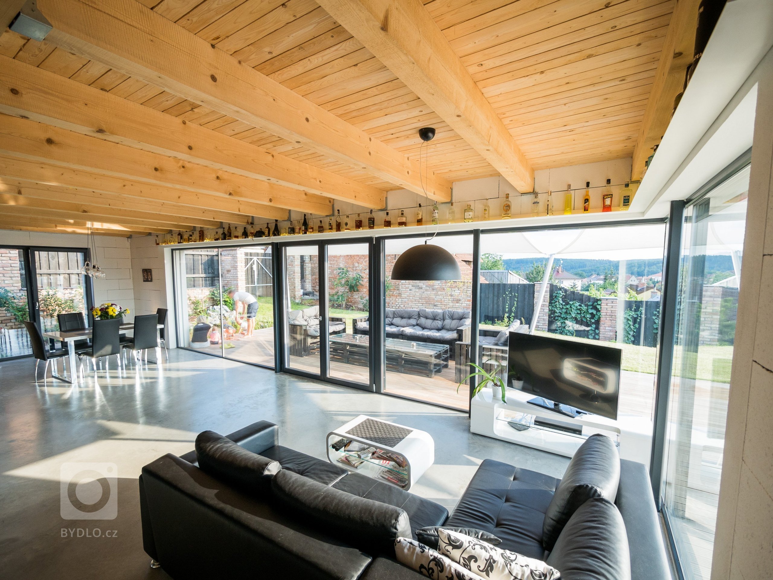 Luxusní ZENHOME u Brna s obřím rohovým prosklením se těší krásným výhledům do okolí. Původně nenápadný pozemek ve staré zástavbě bylo třeba navýšit (posloužila…