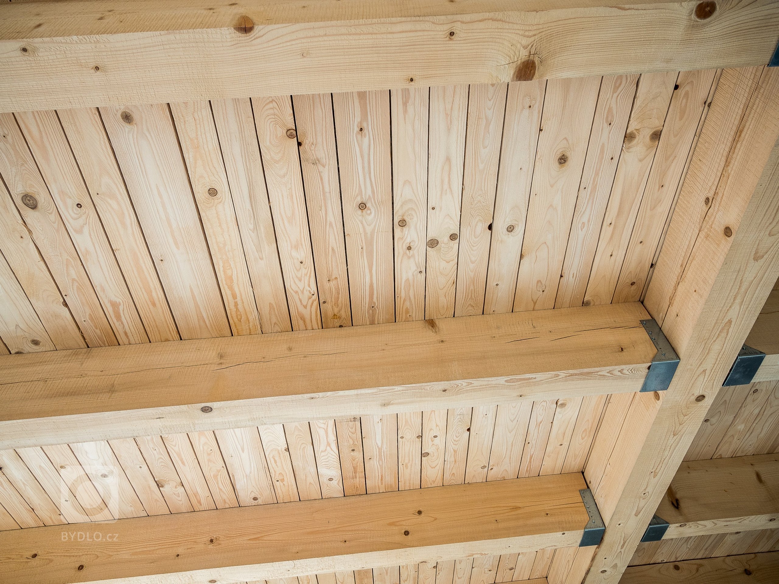 Strop je z nehoblovaných trámů a prken.