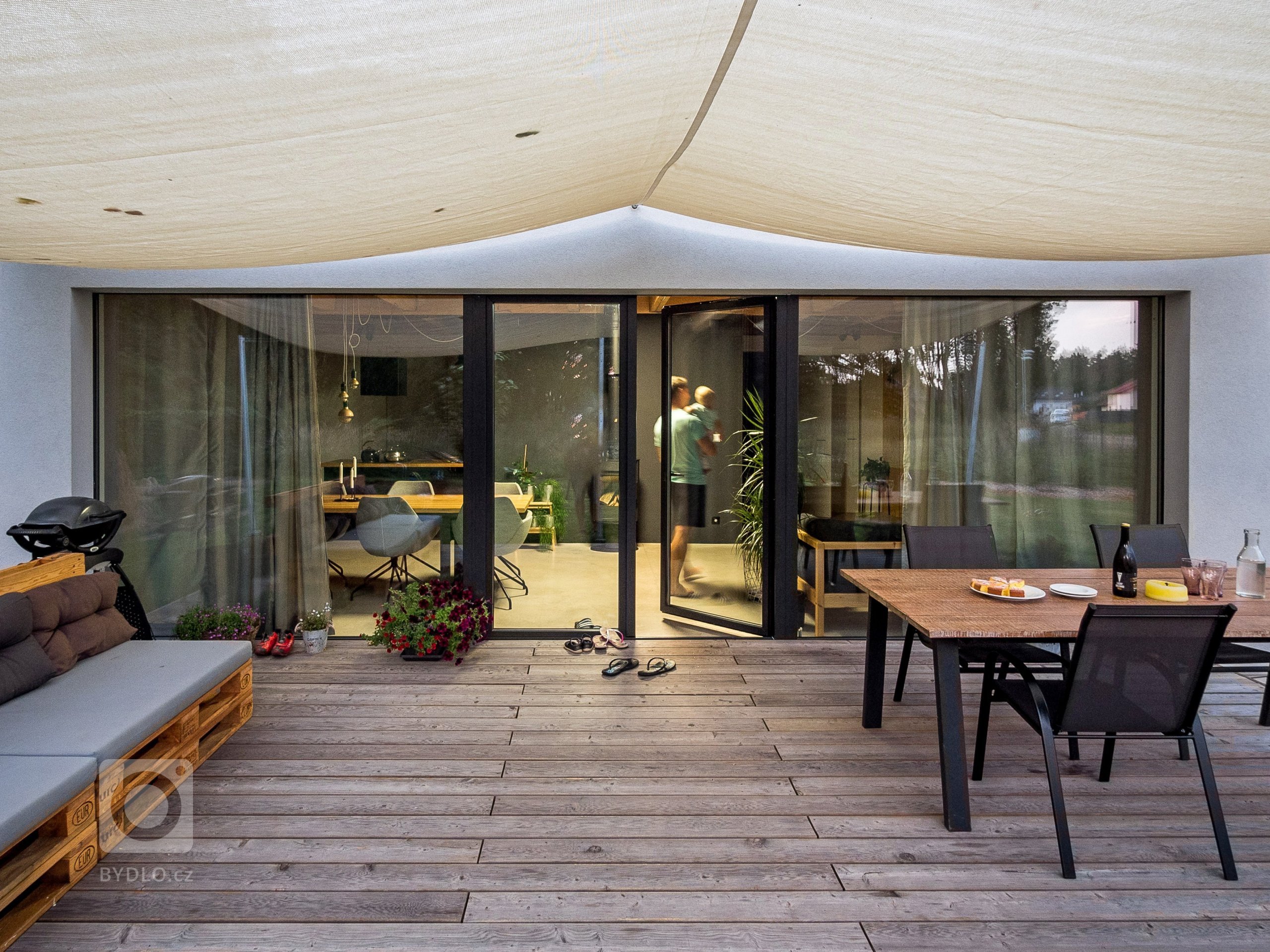 Stínící plachty vytvořily venkovní obývák.
