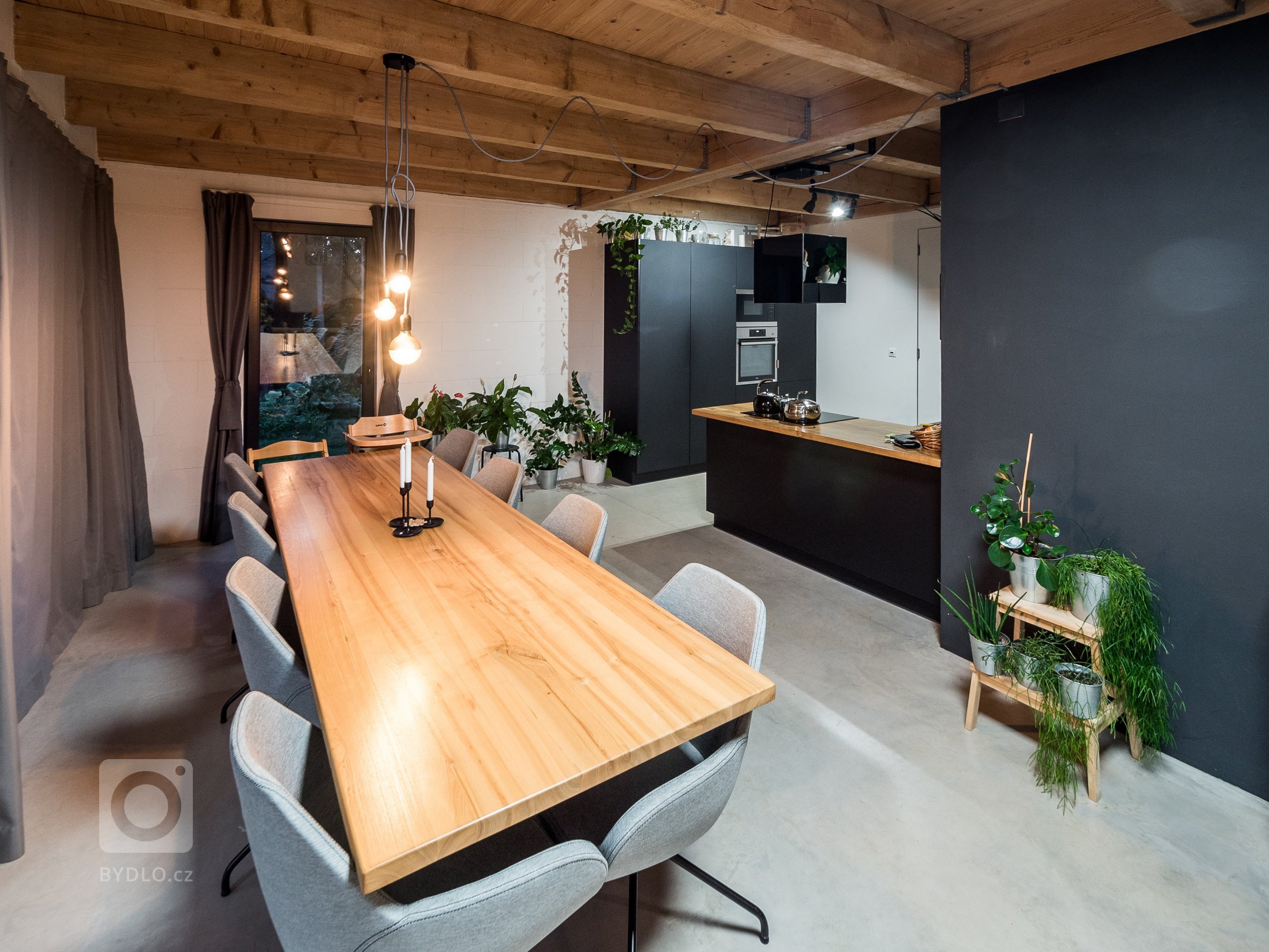 Ústředním prvkem obytného prostoru ZEN HOME je velký dřevěný stůl.