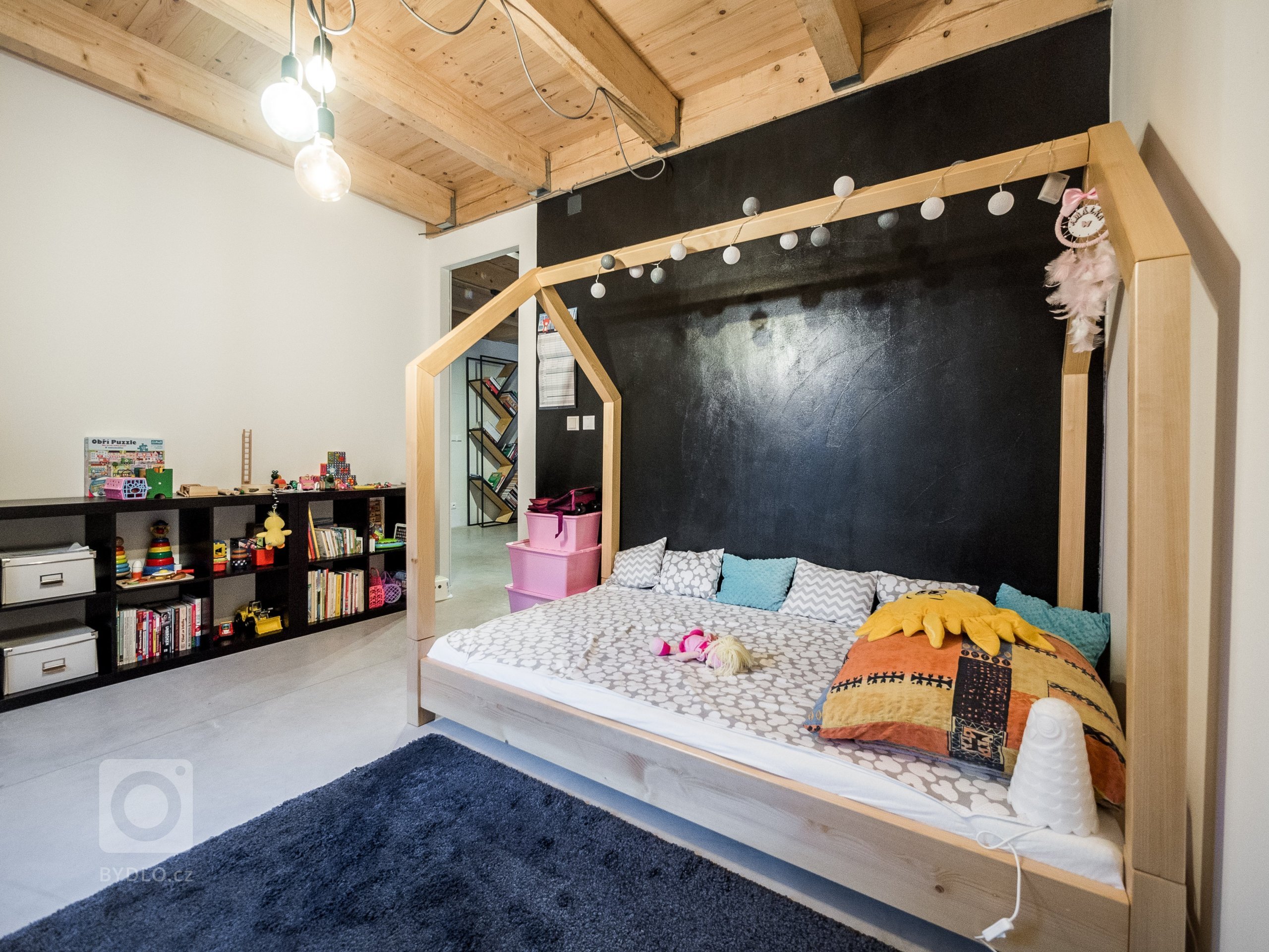 Černá stěrka je i v dětském pokoji.